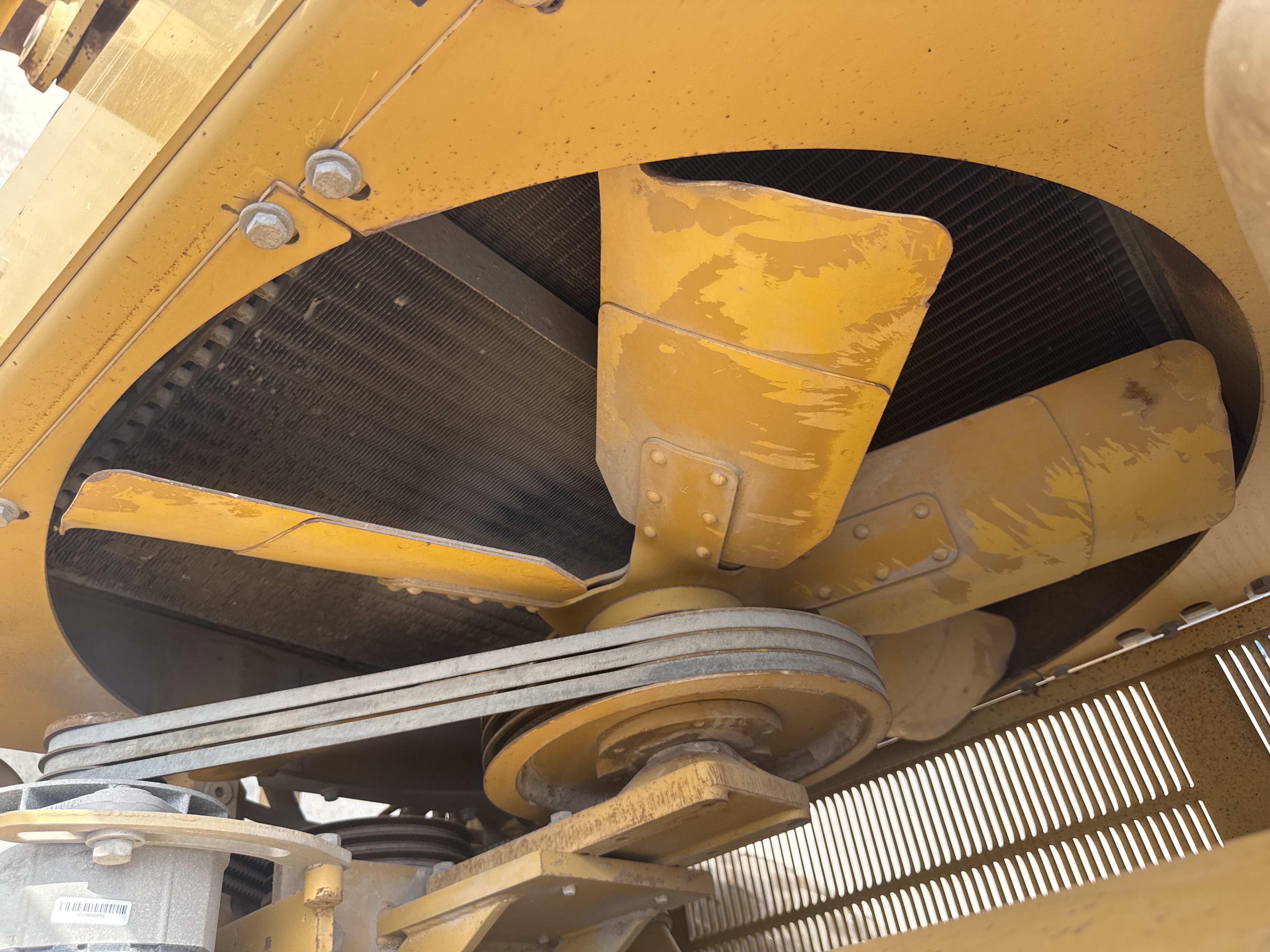 MGG-005-Cat-140H-Motor-graders-inspection-Engine-Cooling-fan-and-fan-guard-1