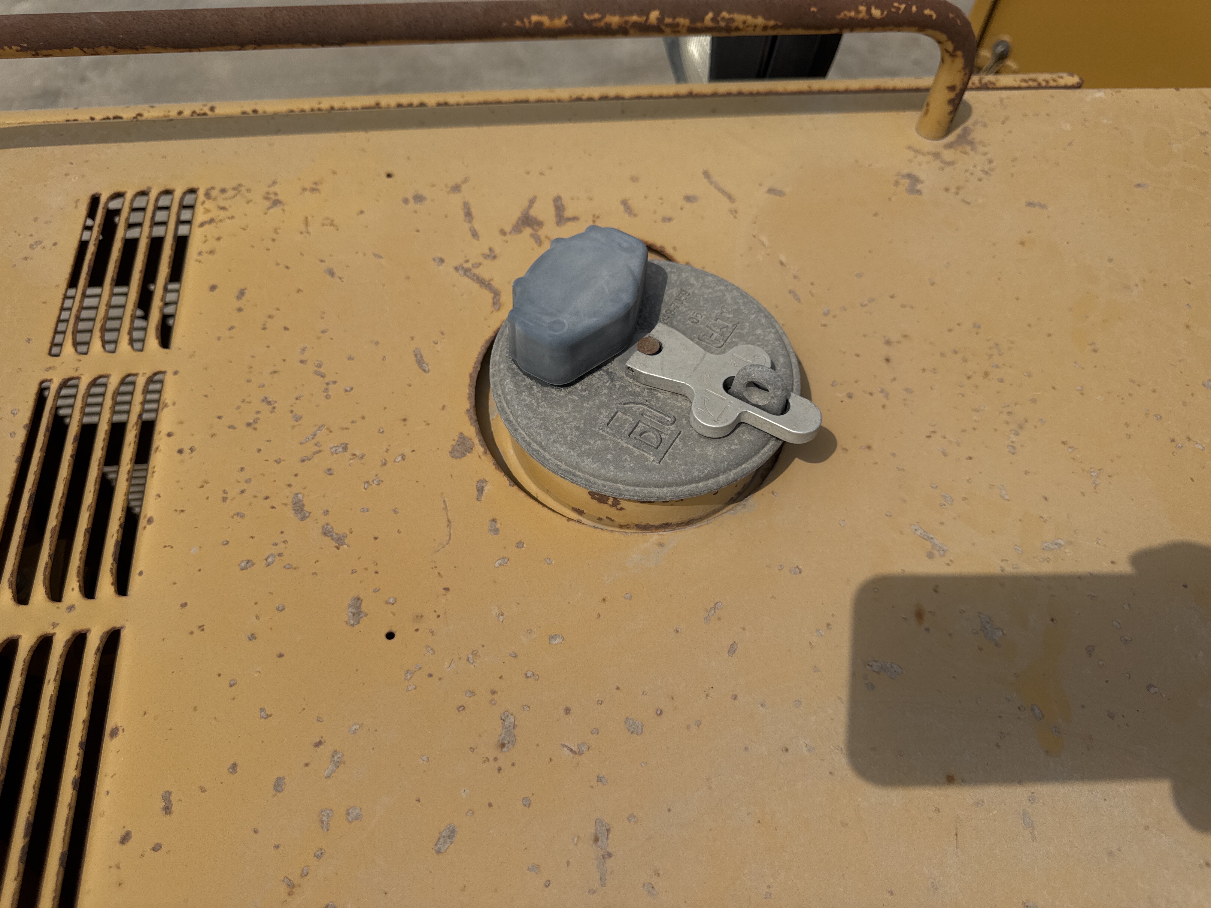 MGG-005-Cat-140H-Motor-graders-inspection-Engine-Fuel-tank-1