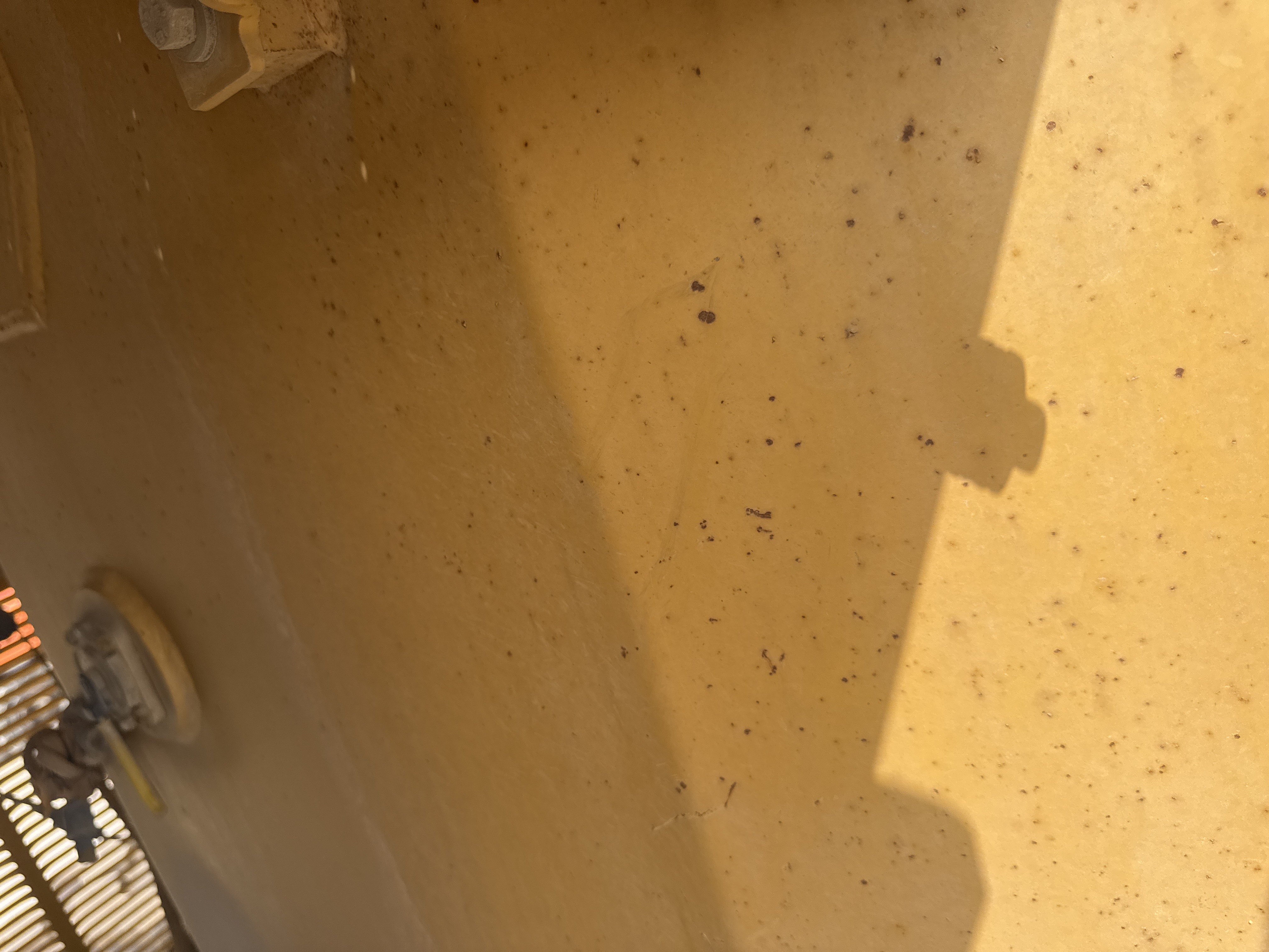 MGG-005-Cat-140H-Motor-graders-inspection-Engine-Fuel-tank-1