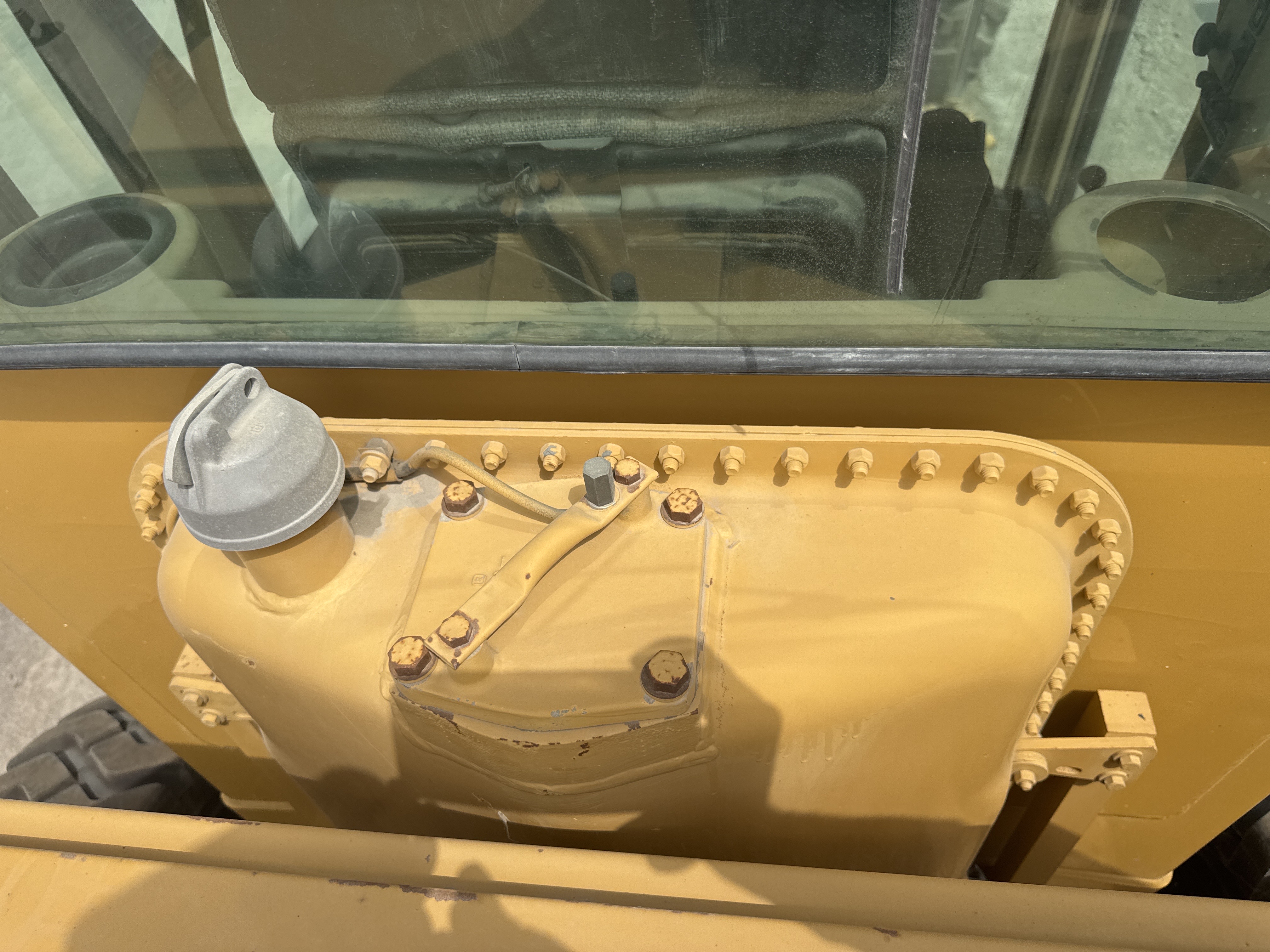 MGG-005-Cat-140H-Motor-graders-inspection-Hydraulics-Hydraulic-Tank-1