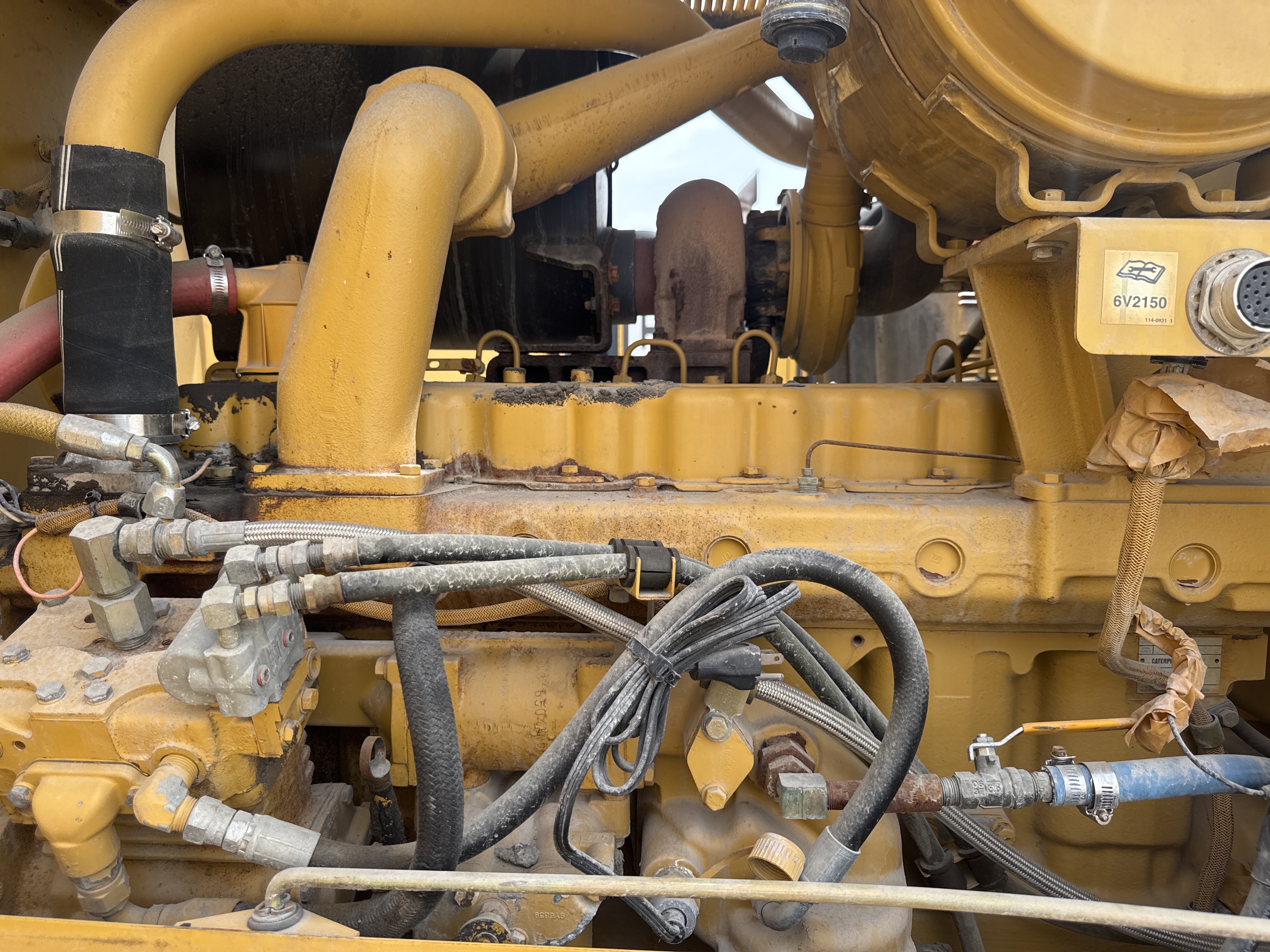 MGG-005-Cat-140H-Motor-graders-inspection-Engine-Engine-oil-leaks-1