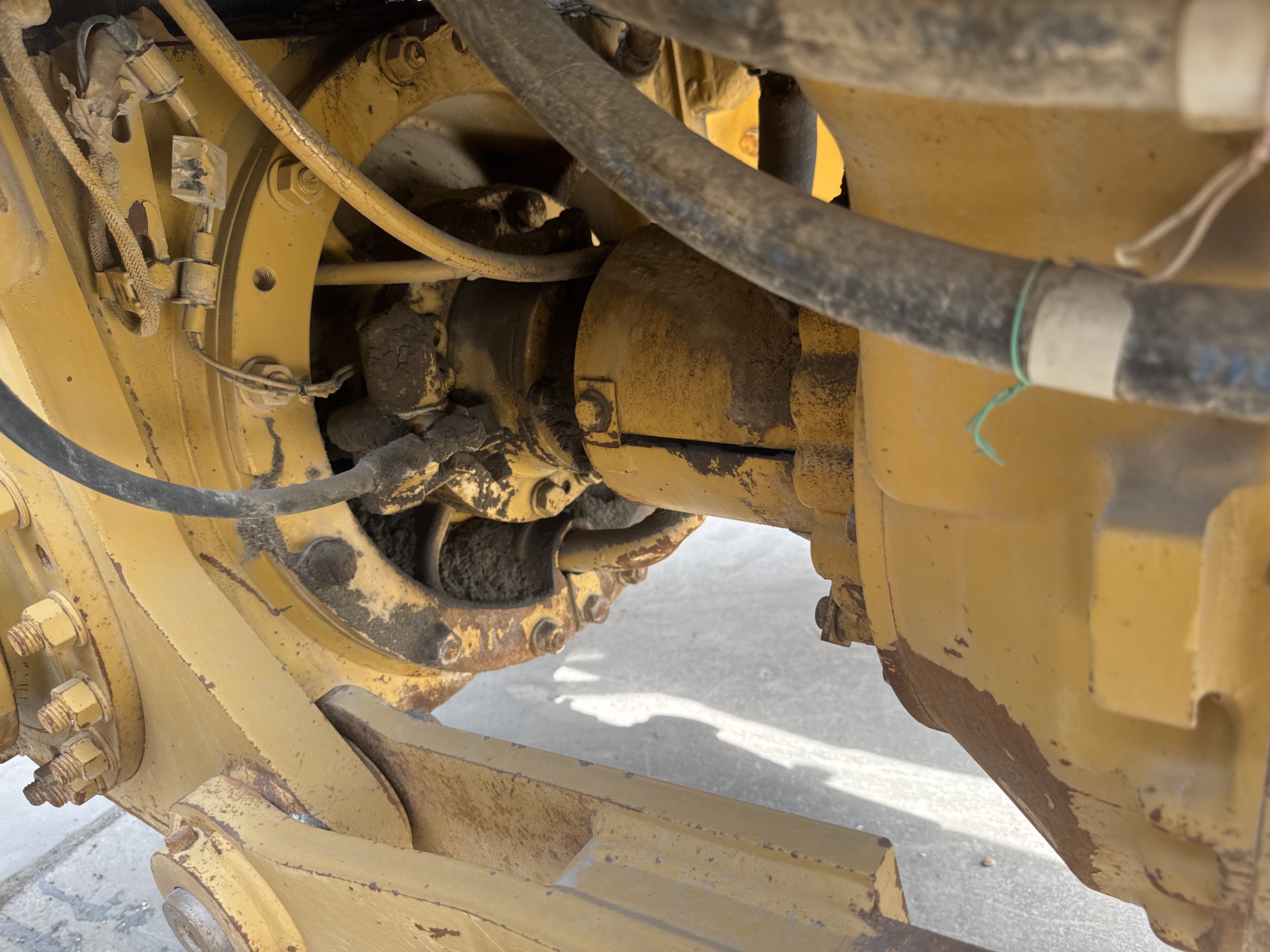 MGG-005-Cat-140H-Motor-graders-inspection-Drive-system-Propeller-shaft-1