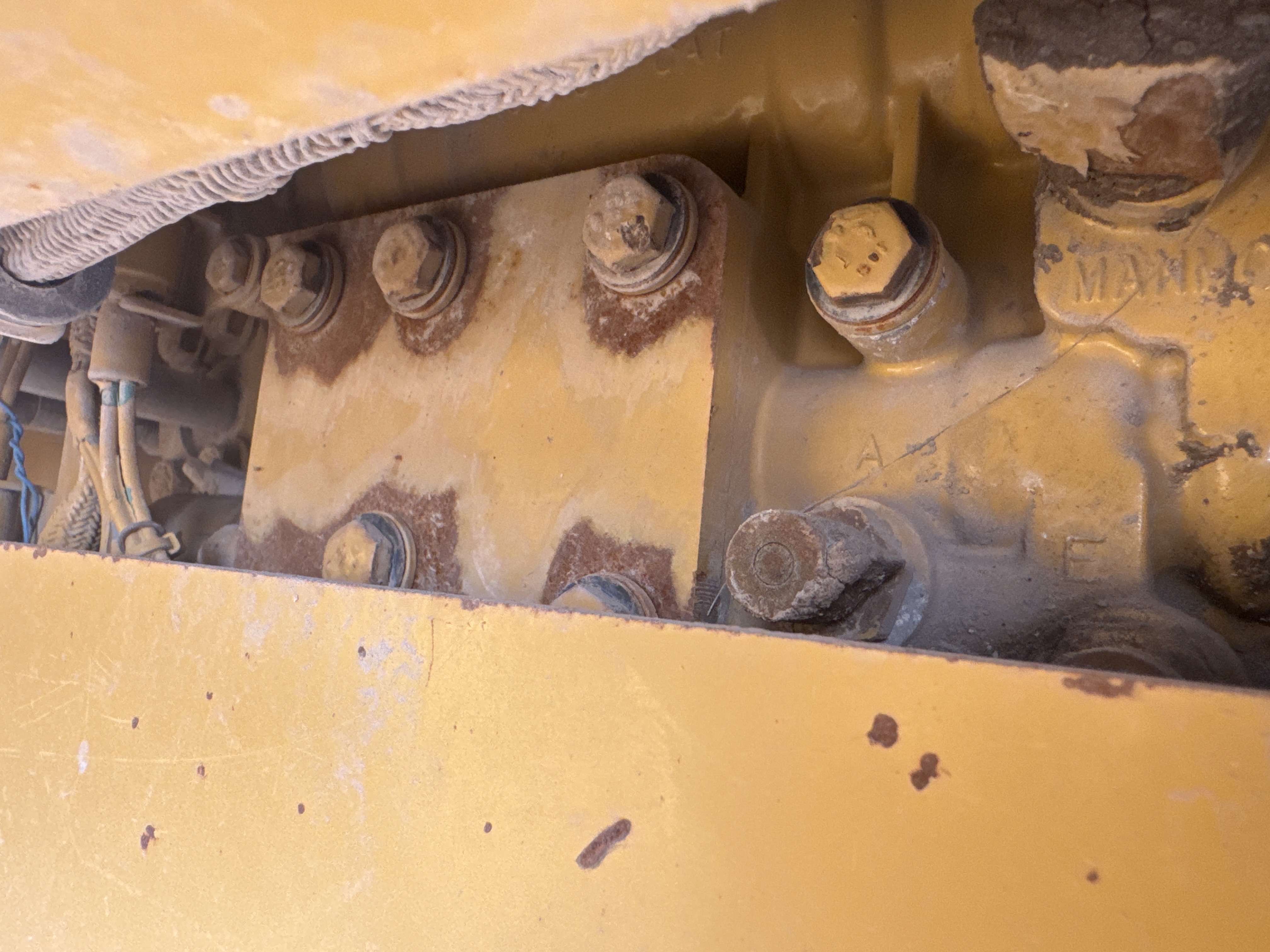 MGG-005-Cat-140H-Motor-graders-inspection-Hydraulics-Main-control-valve-(MCV)-1