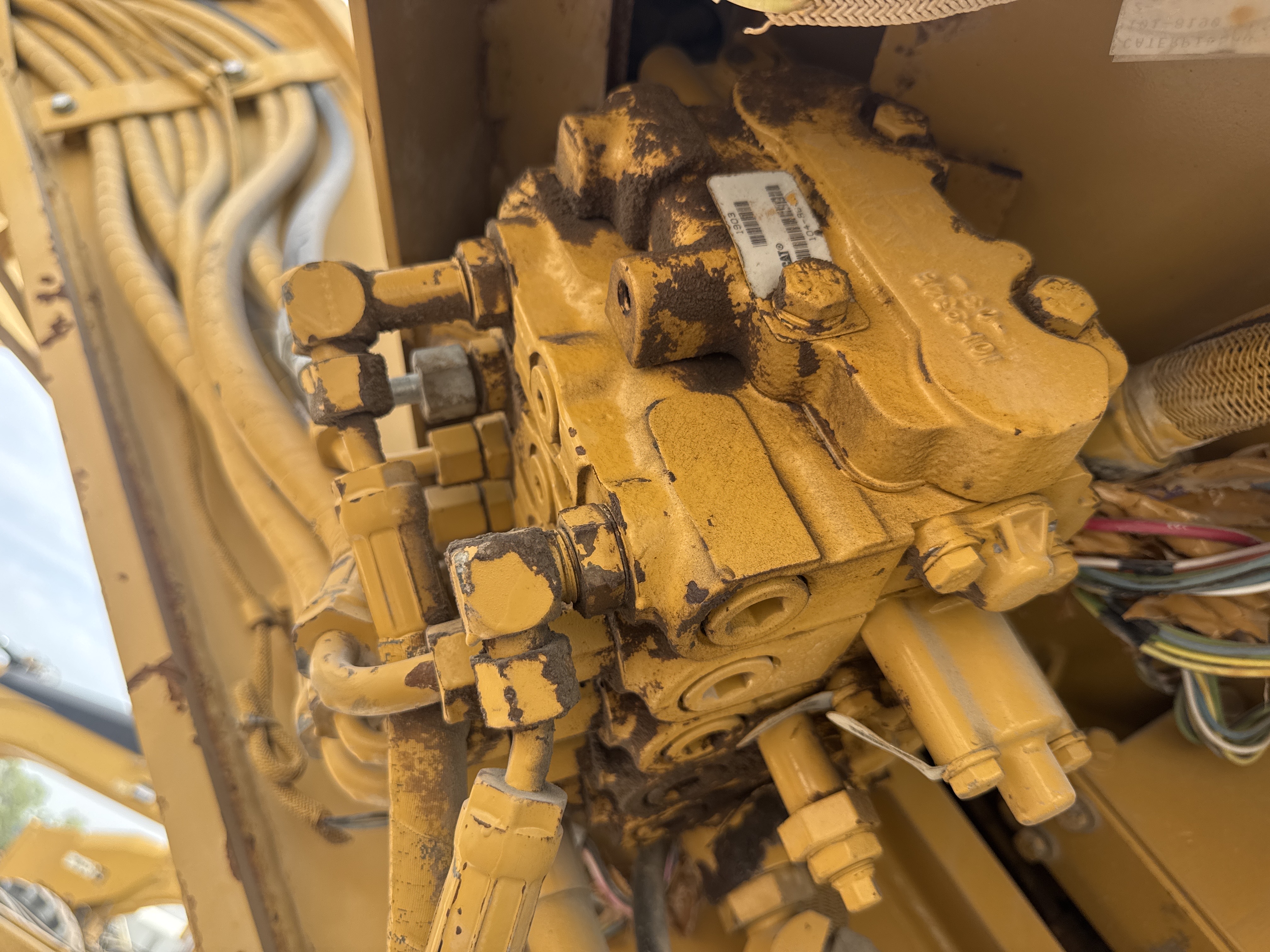 MGG-005-Cat-140H-Motor-graders-inspection-Hydraulics-Main-control-valve-(MCV)-1