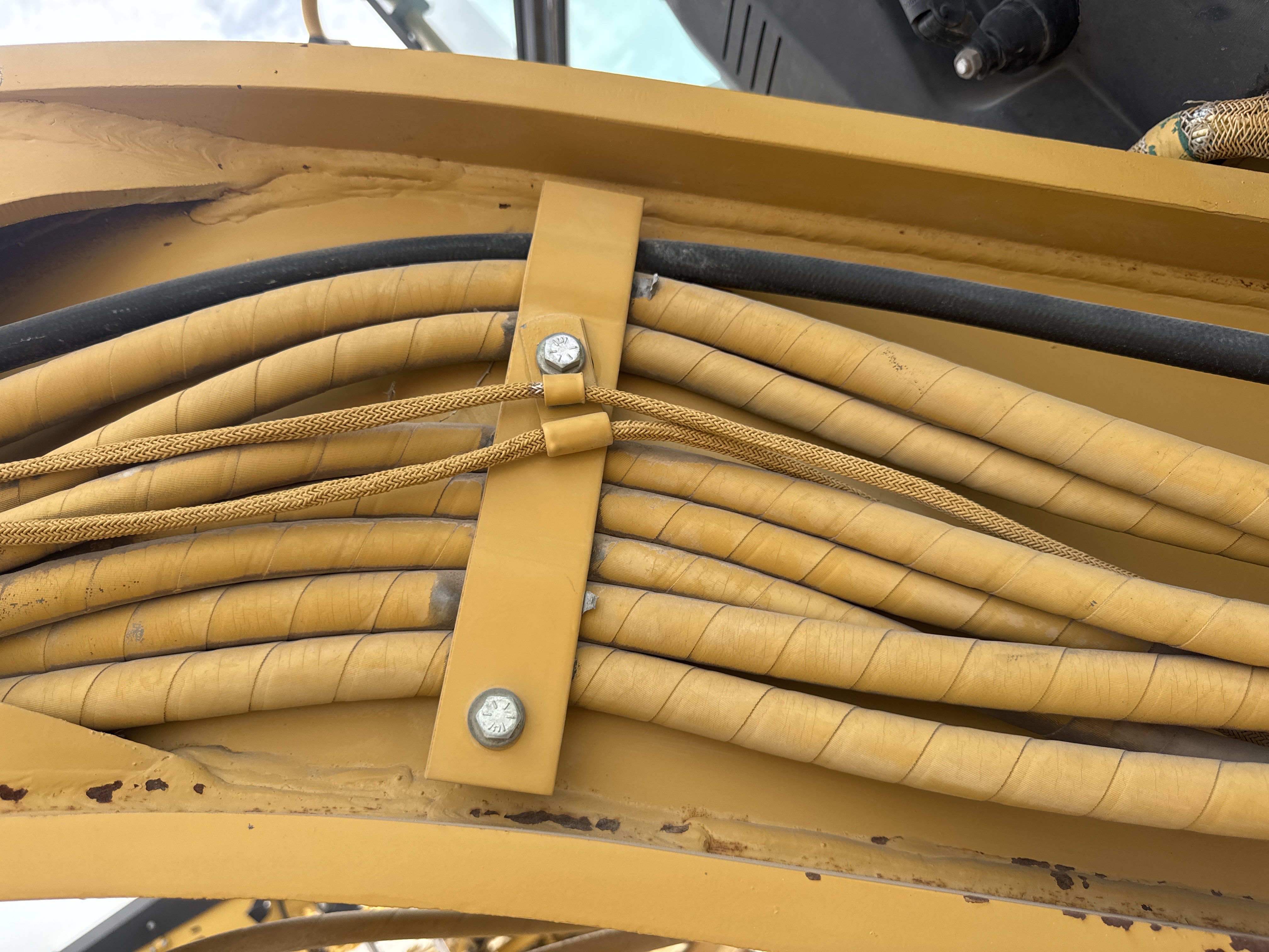 MGG-005-Cat-140H-Motor-graders-inspection-Hydraulics-Hydraulic-hoses-and-lines-1