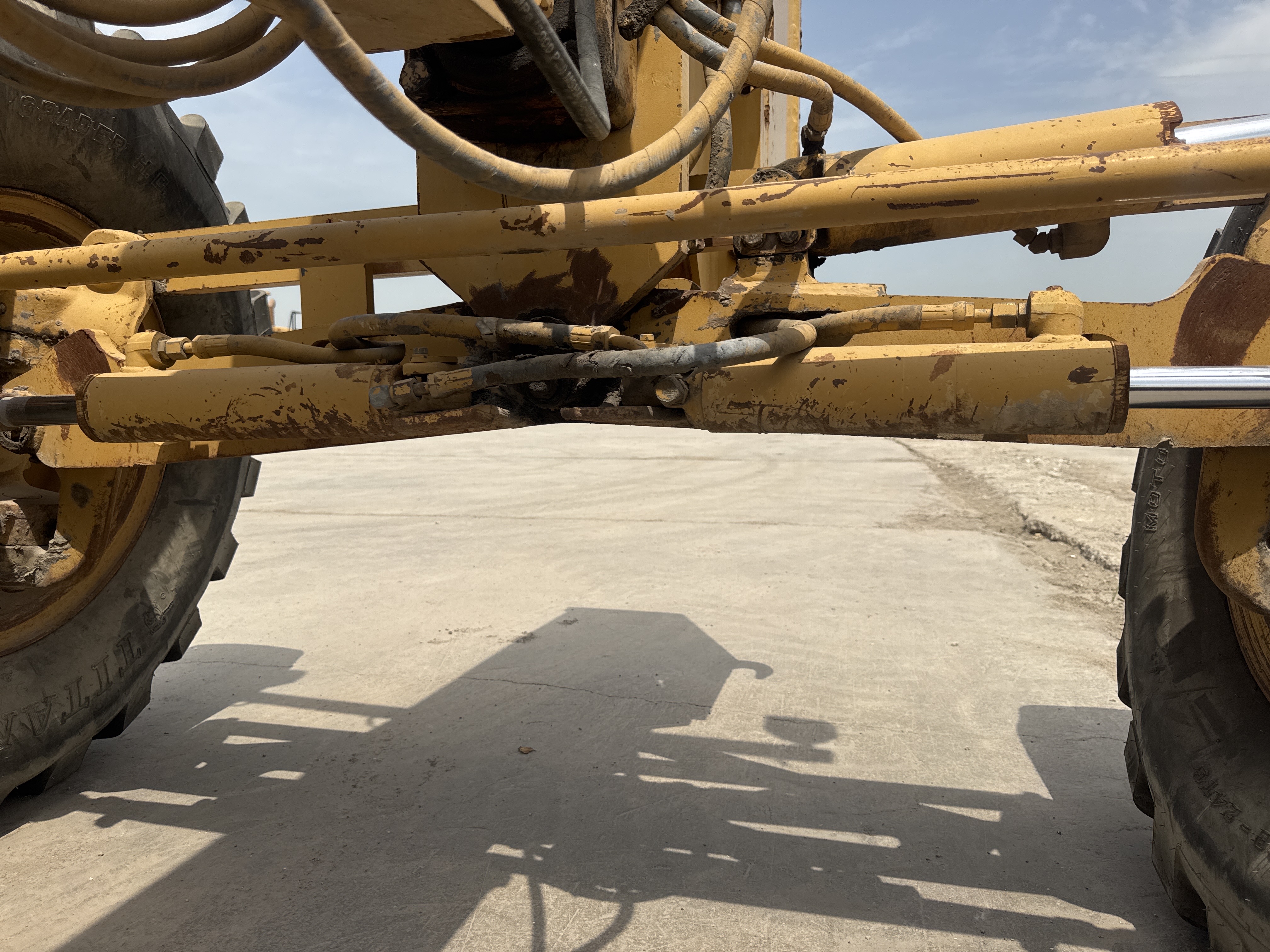 MGG-005-Cat-140H-Motor-graders-inspection-Hydraulics-Steering-cylinders-1