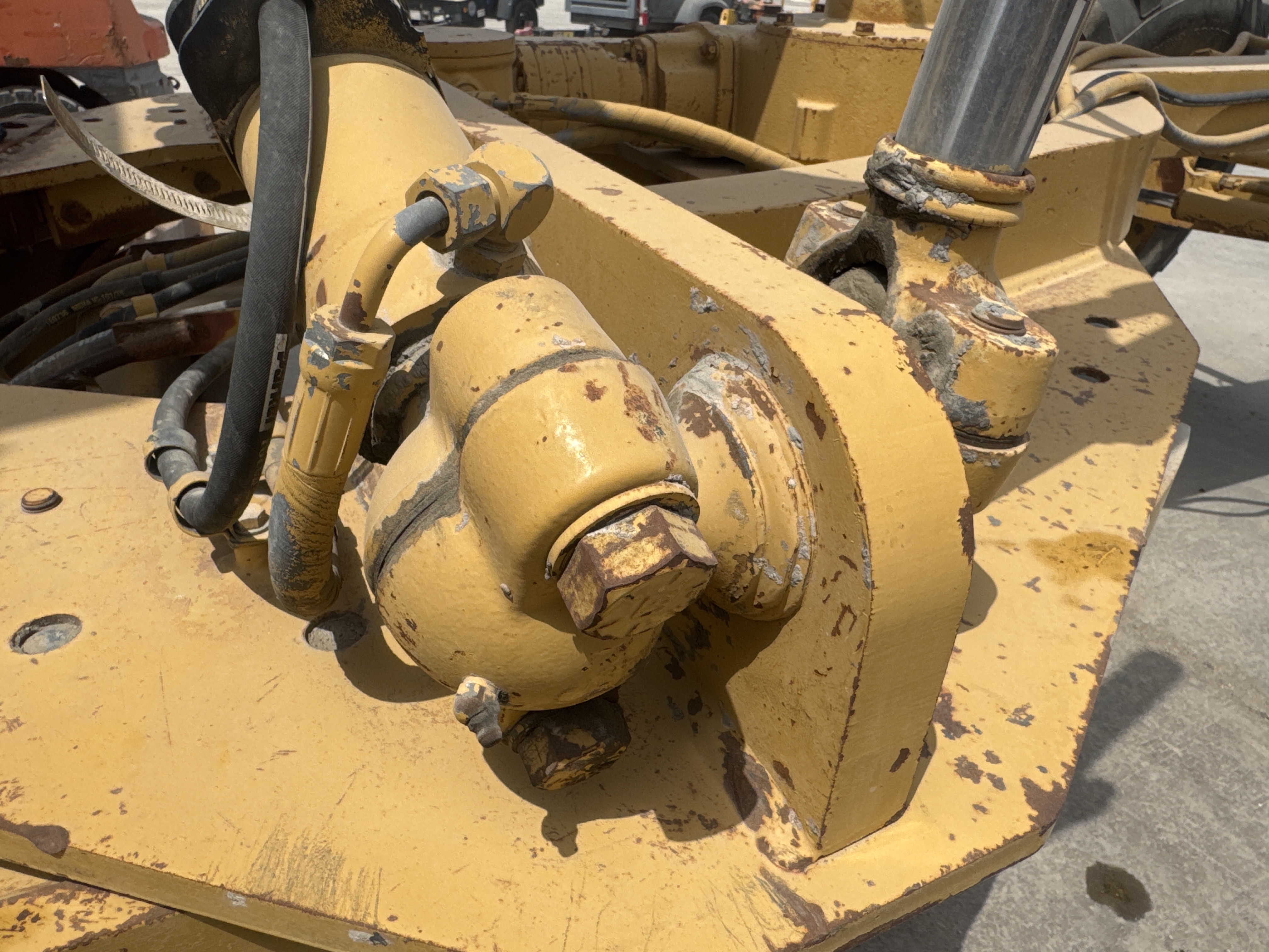 MGG-005-Cat-140H-Motor-graders-inspection-Hydraulics-Hydraulic-pins-/-locks-1
