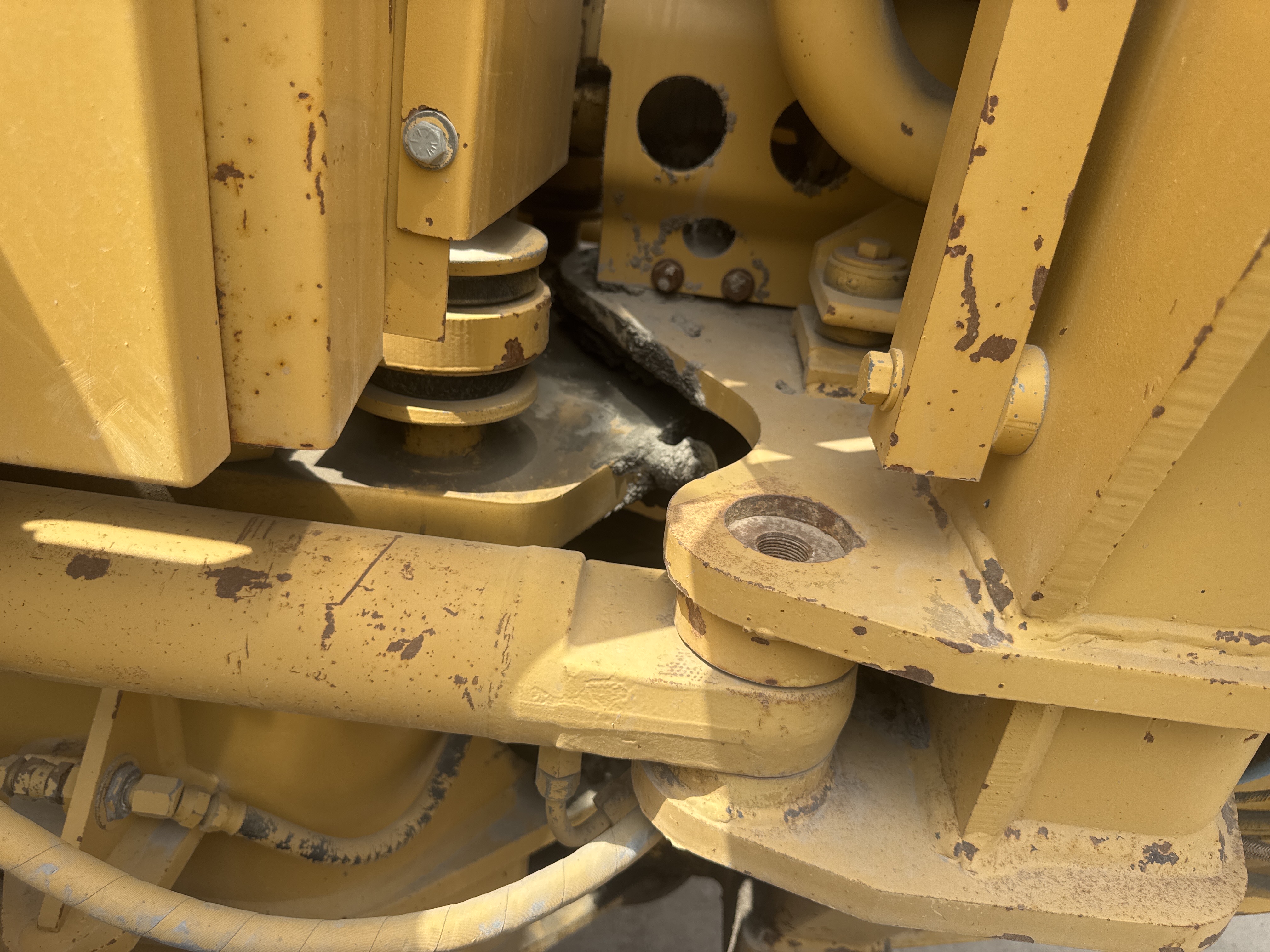 MGG-005-Cat-140H-Motor-graders-inspection-Hydraulics-Hydraulic-pins-/-locks-1