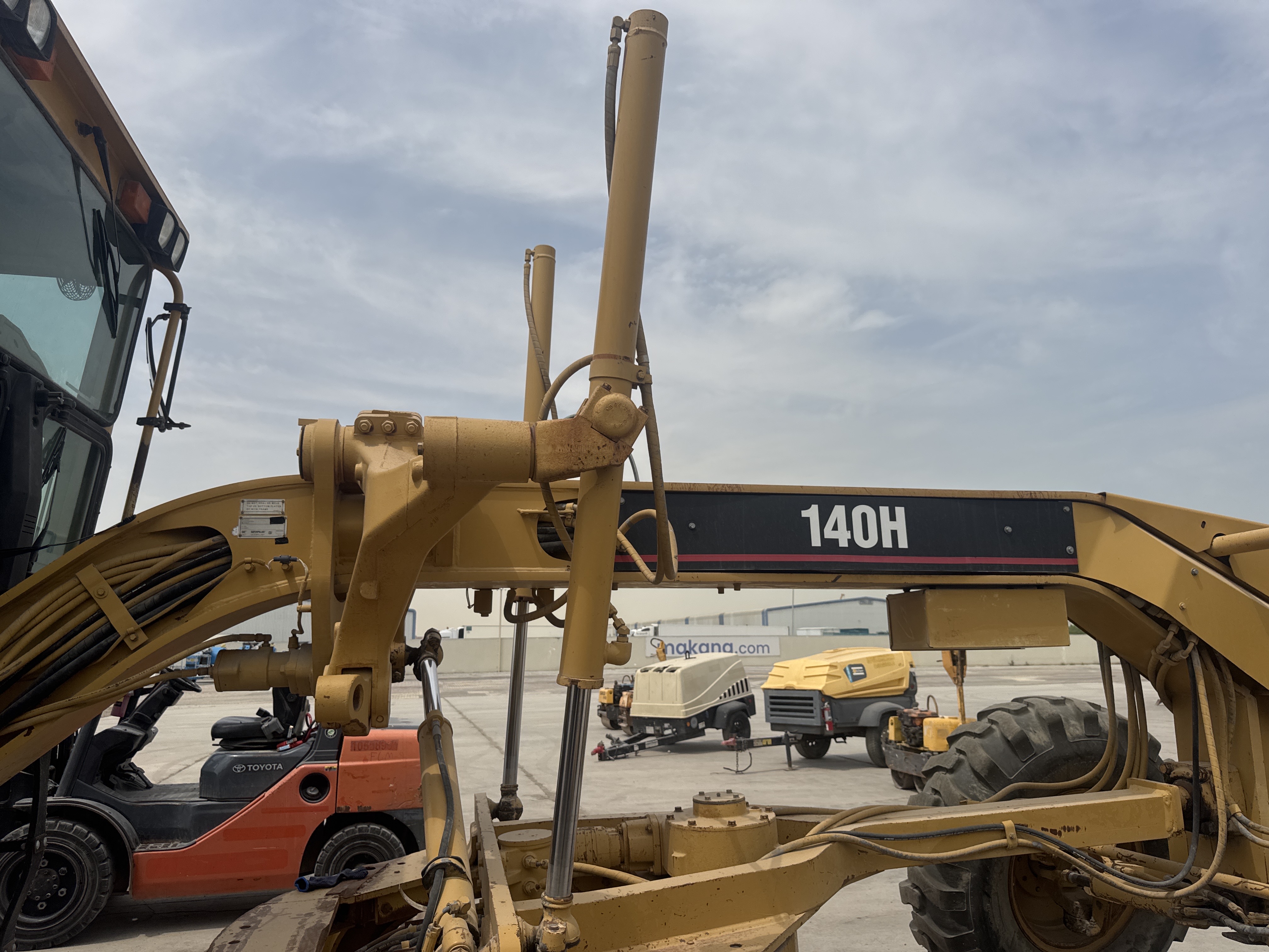 MGG-005-Cat-140H-Motor-graders-inspection-Hydraulics-Blade-lift-cylinders-1