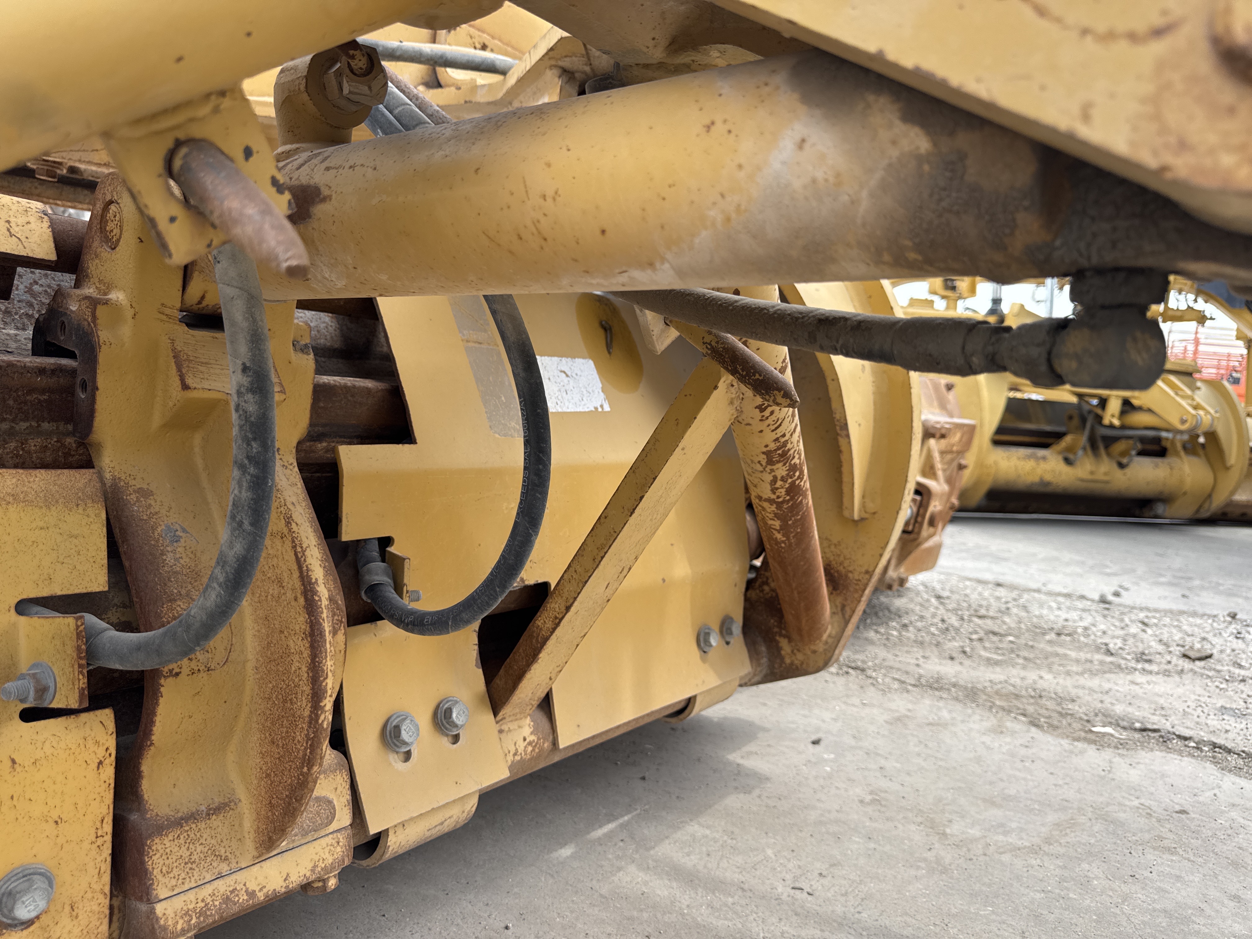 MGG-005-Cat-140H-Motor-graders-inspection-Hydraulics-Blade-tip-cylinder-1