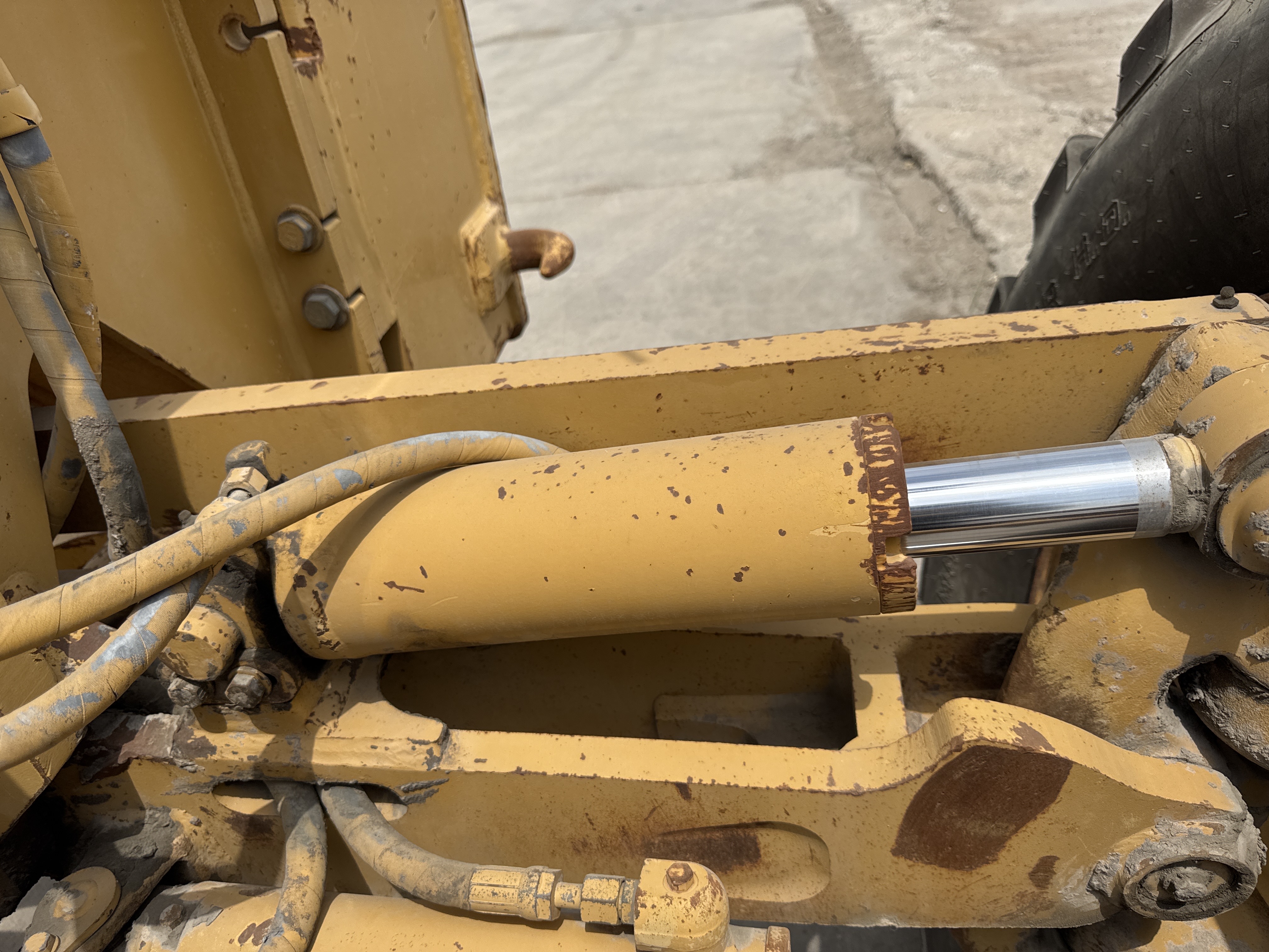 MGG-005-Cat-140H-Motor-graders-inspection-Hydraulics-Wheel-lean-cylinder-1