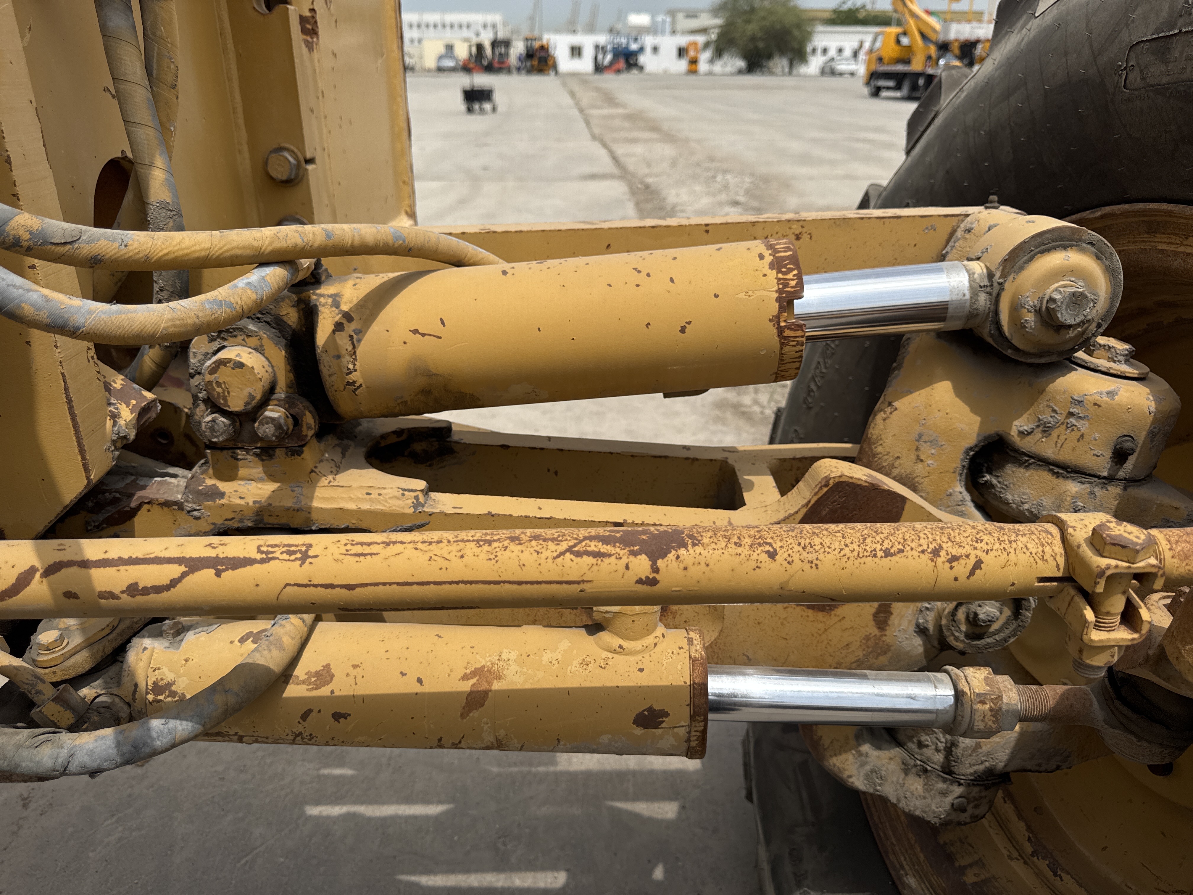 MGG-005-Cat-140H-Motor-graders-inspection-Hydraulics-Wheel-lean-cylinder-1