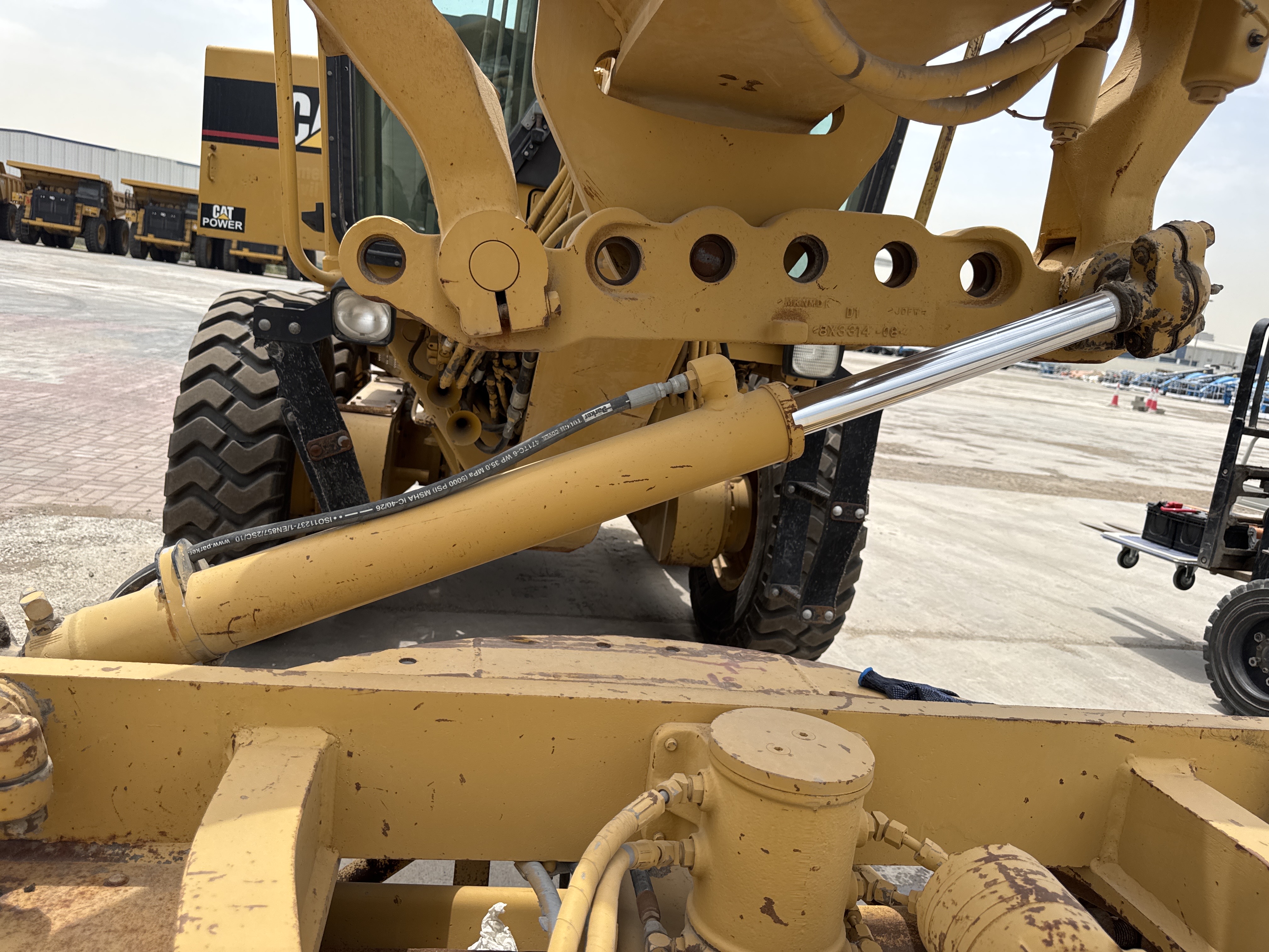 MGG-005-Cat-140H-Motor-graders-inspection-Hydraulics-Centershift-cylinder-1