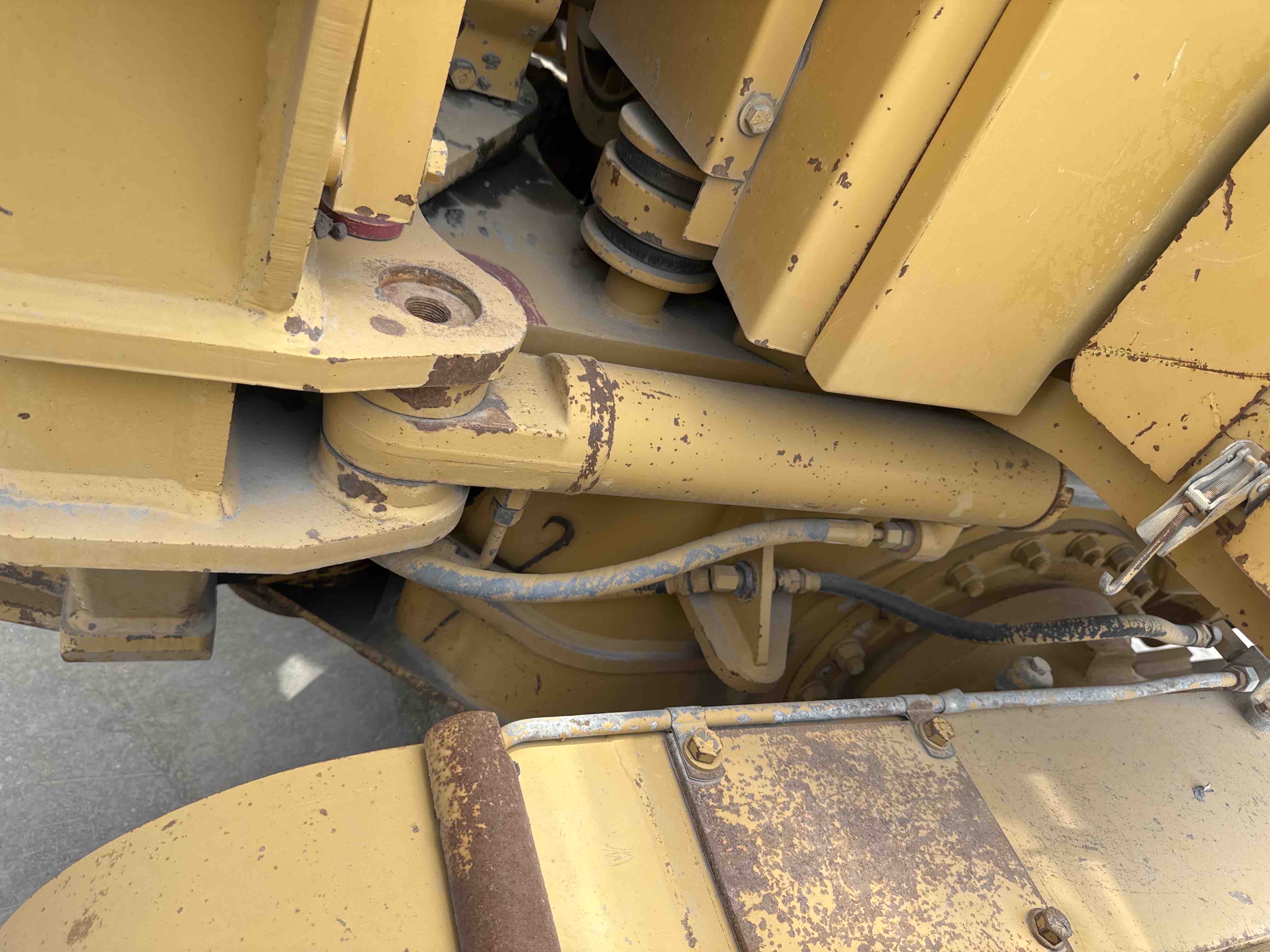 MGG-005-Cat-140H-Motor-graders-inspection-Hydraulics-Articulation-cylinder-1