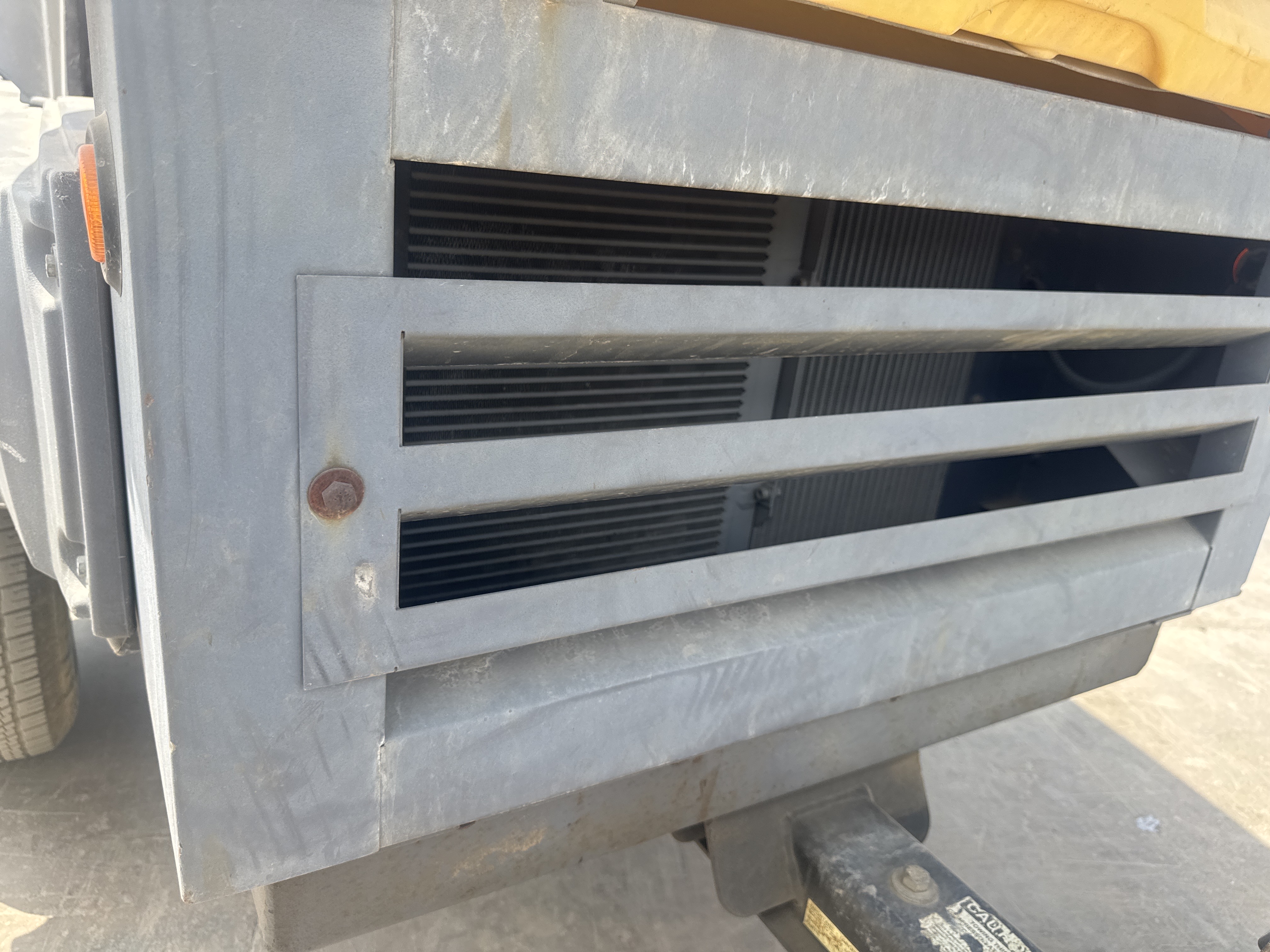 ACA-013-أطلس-كوبكو-XAS-185-T4F-كومبريسرات-هواء-فحص-الهيكل-الصفائح-المعدنية-(الفيبرجلاس)-1
