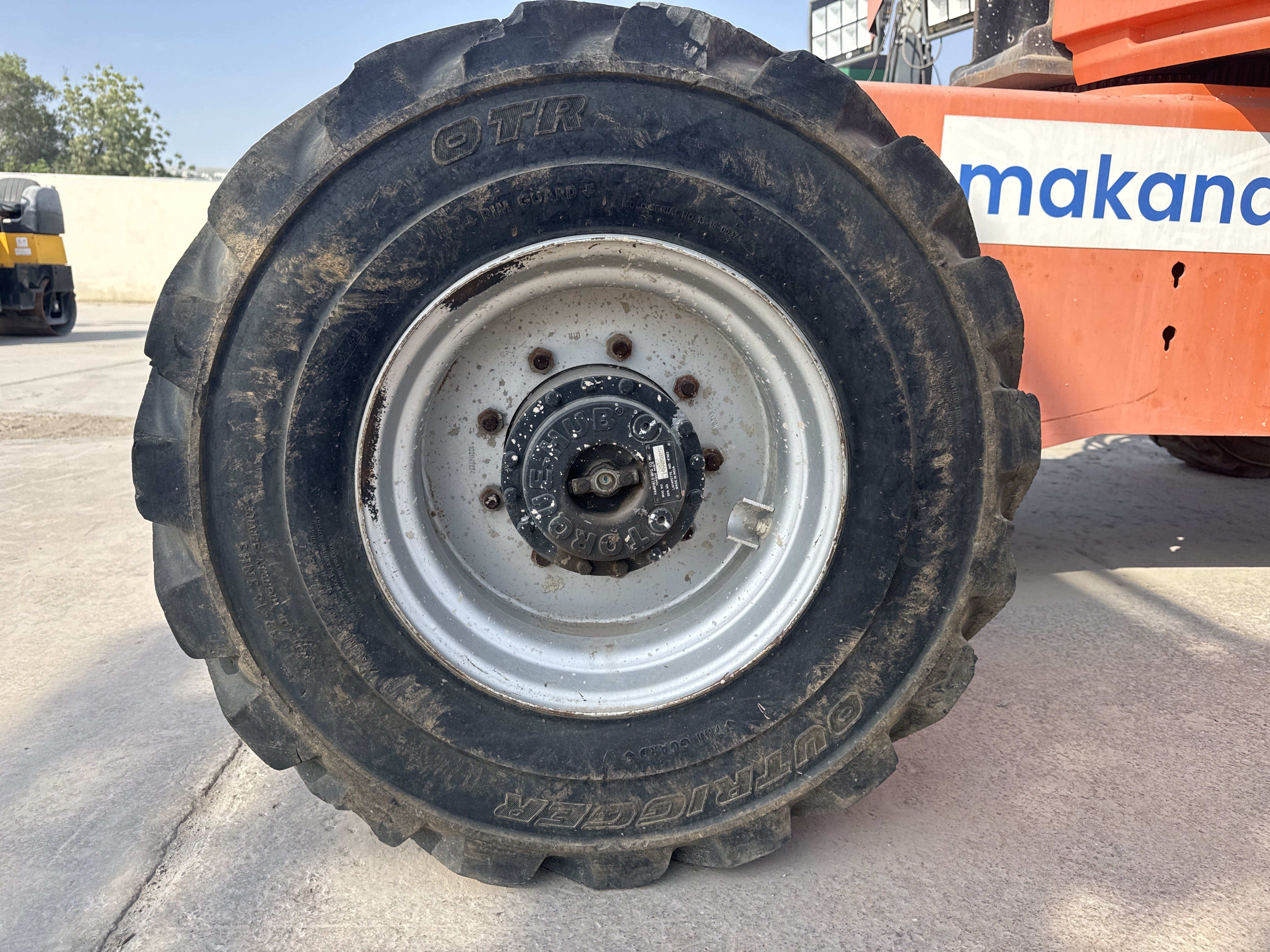 BLA-006-JLG-460SJ-Boom-lifts-inspection-Chassis-Left-front-tire-/-wheel-hub---condition-1