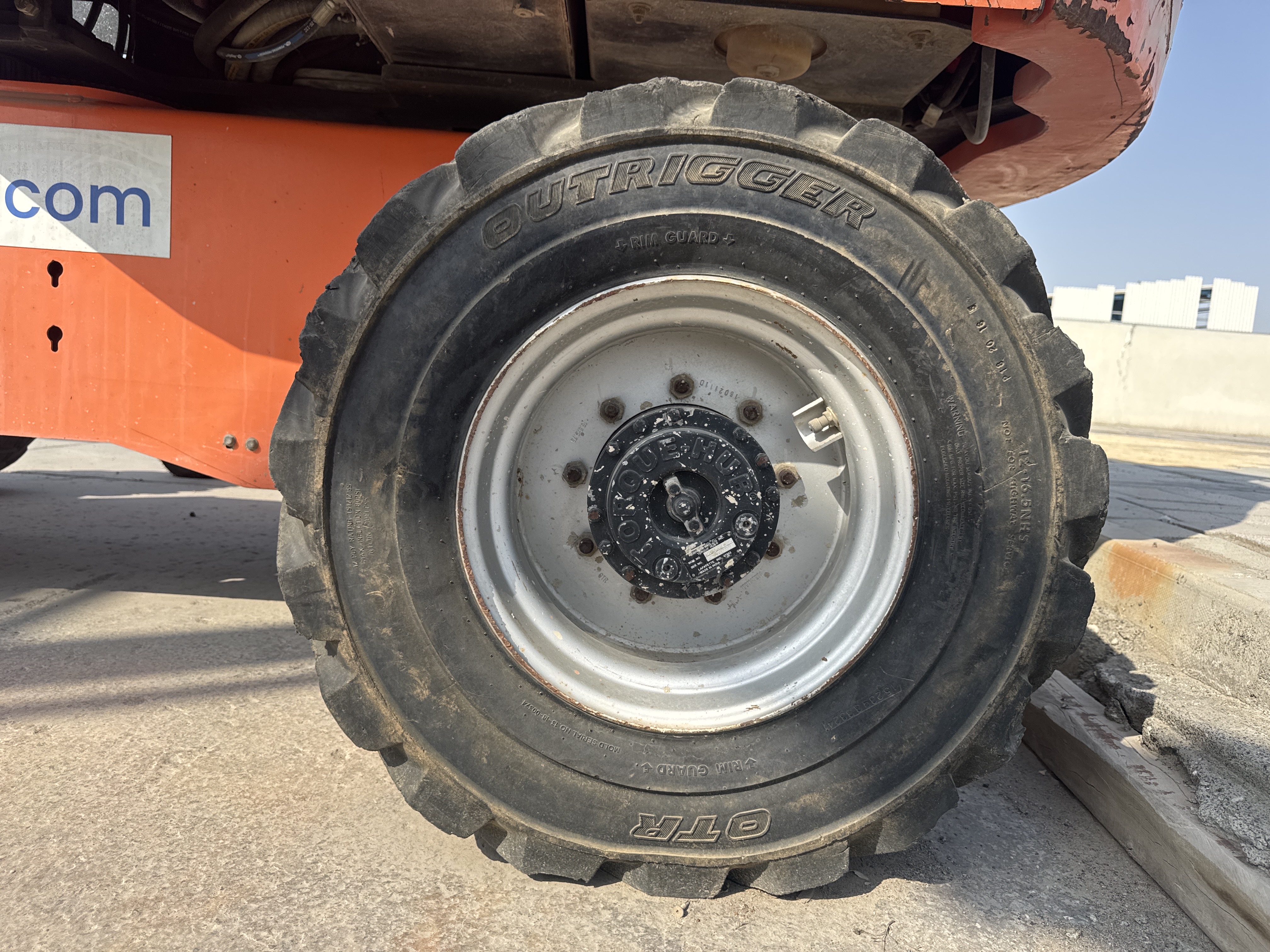 BLA-006-JLG-460SJ-Boom-lifts-inspection-Chassis-Left-rear-tire-/-wheel-hub---condition-1