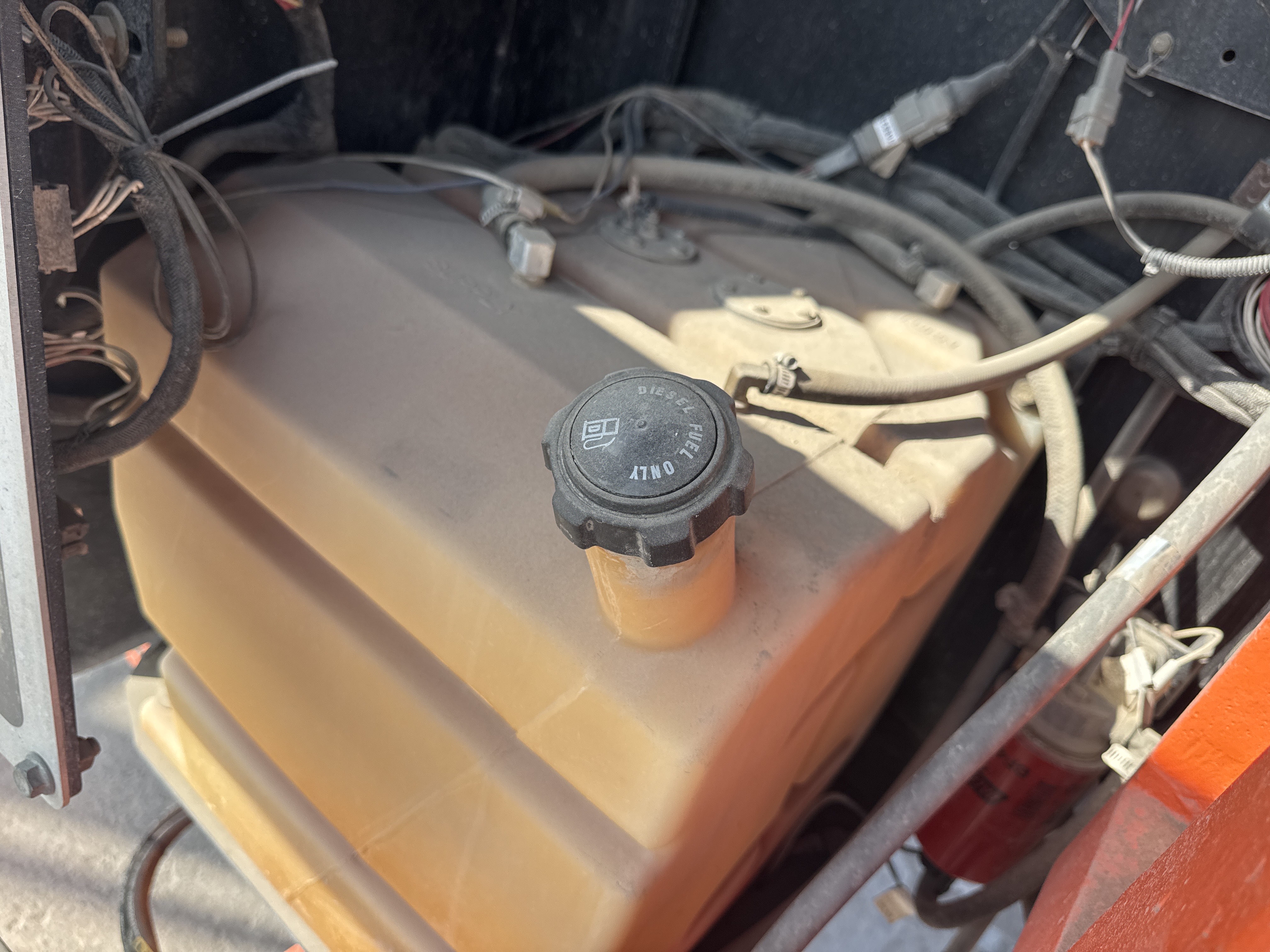 BLA-006-JLG-460SJ-Boom-lifts-inspection-Engine-Fuel-tank-1