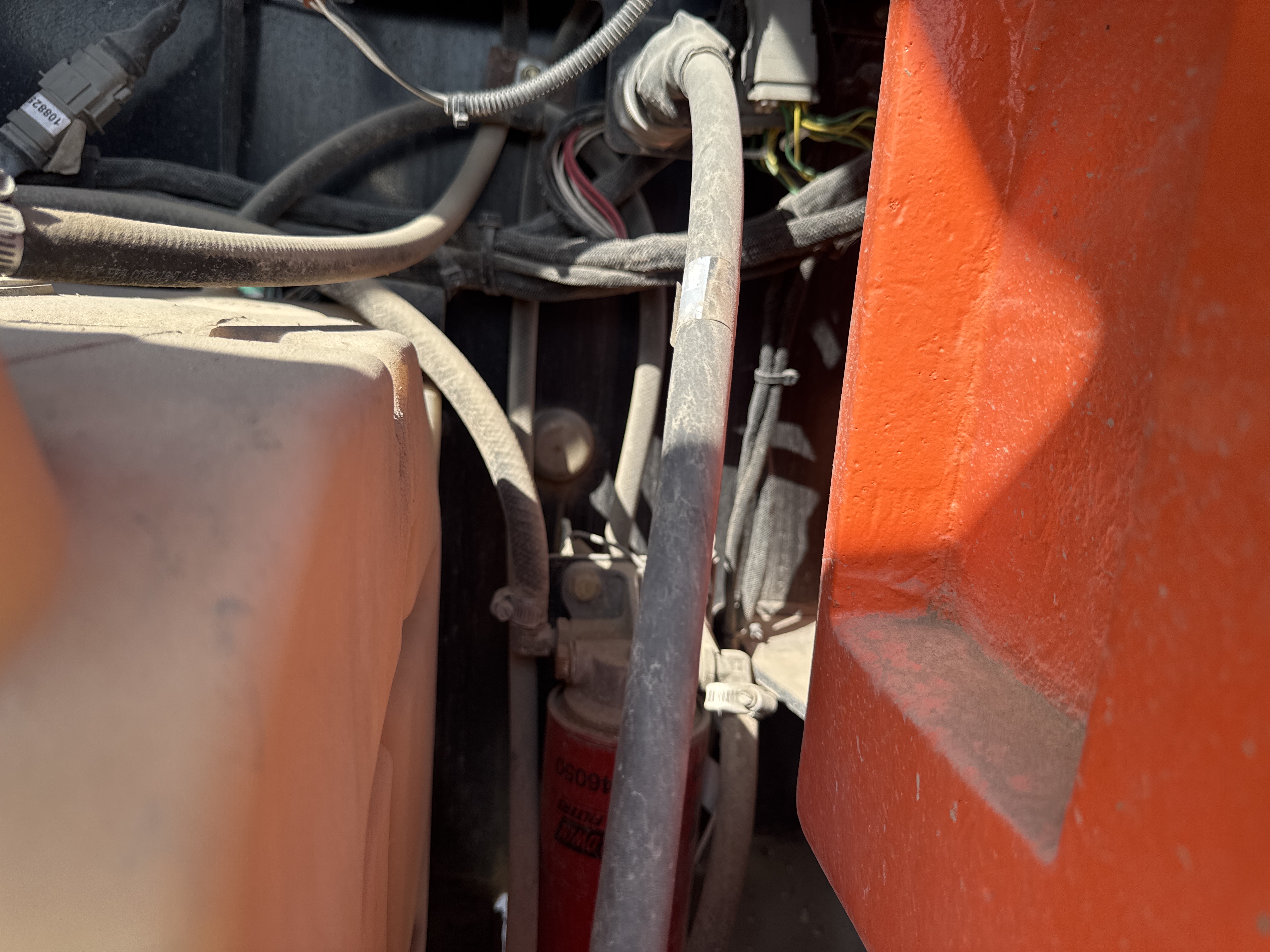 BLA-006-JLG-460SJ-Boom-lifts-inspection-Engine-Fuel-leaks-1