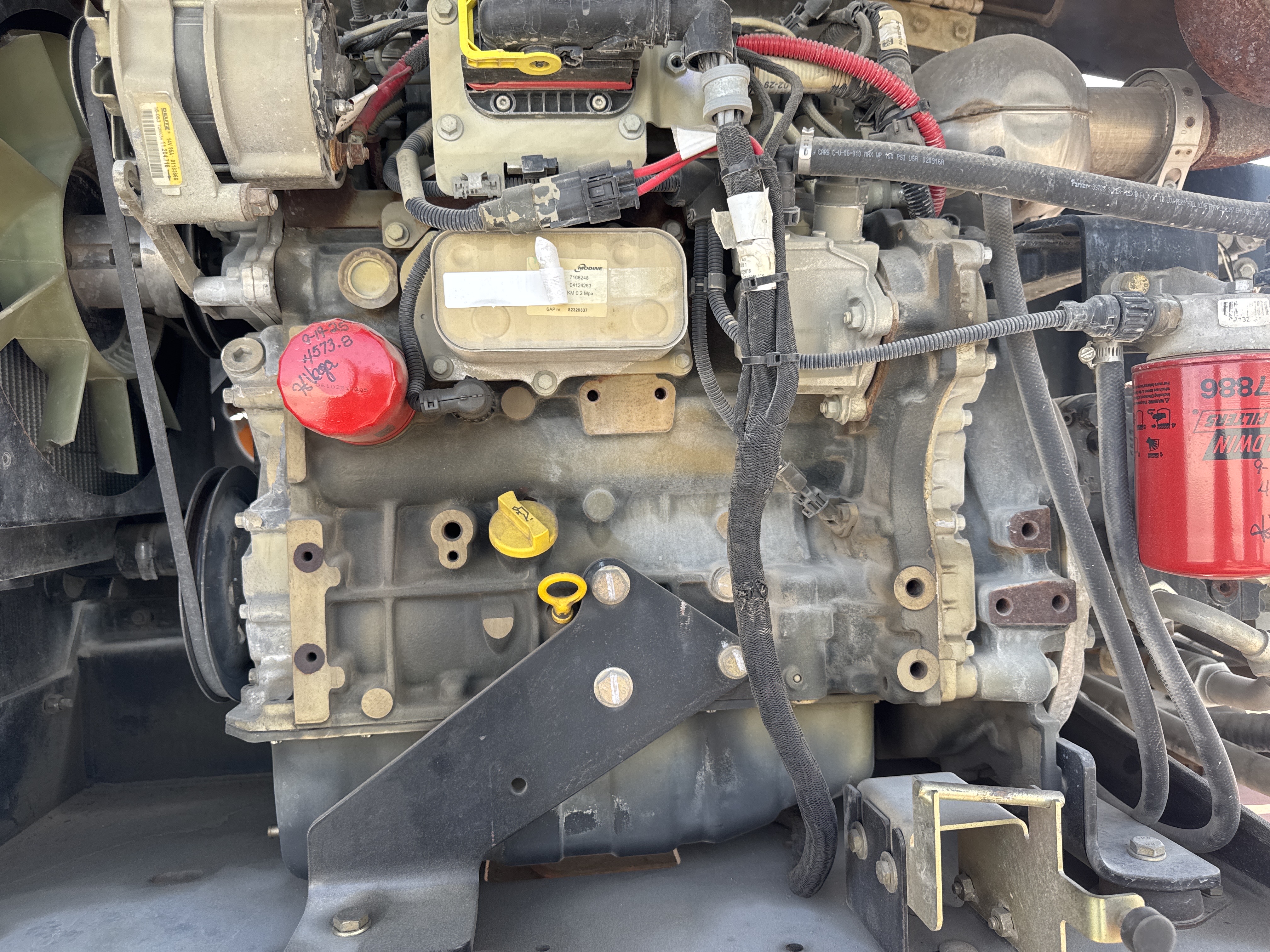 BLA-006-JLG-460SJ-Boom-lifts-inspection-Engine-Engine-oil-leaks-1