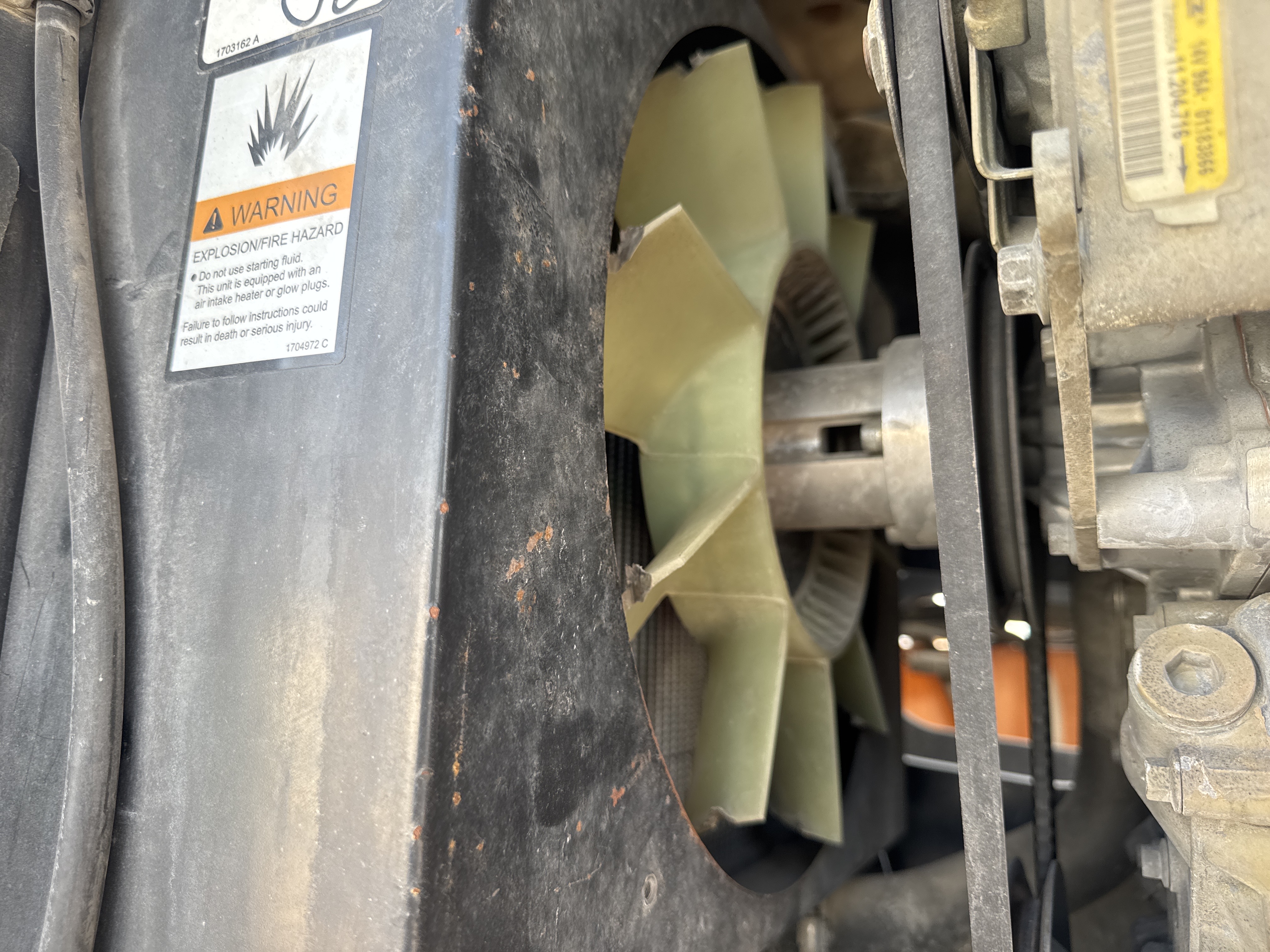 BLA-006-JLG-460SJ-Boom-lifts-inspection-Engine-Cooling-fan-and-fan-guard-1