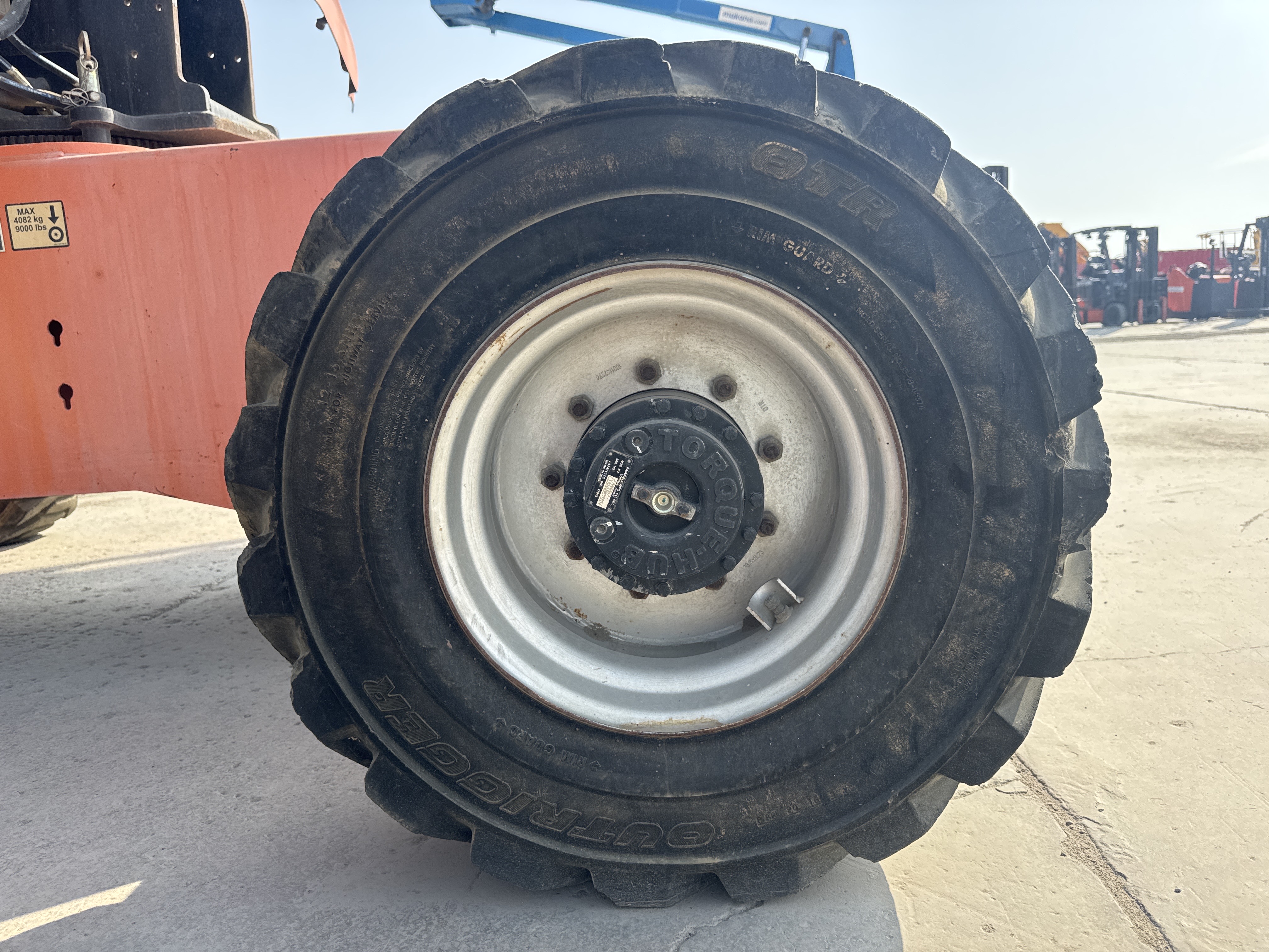 BLA-006-JLG-460SJ-Boom-lifts-inspection-Chassis-Right-front-tire-/-wheel-hub---condition-1