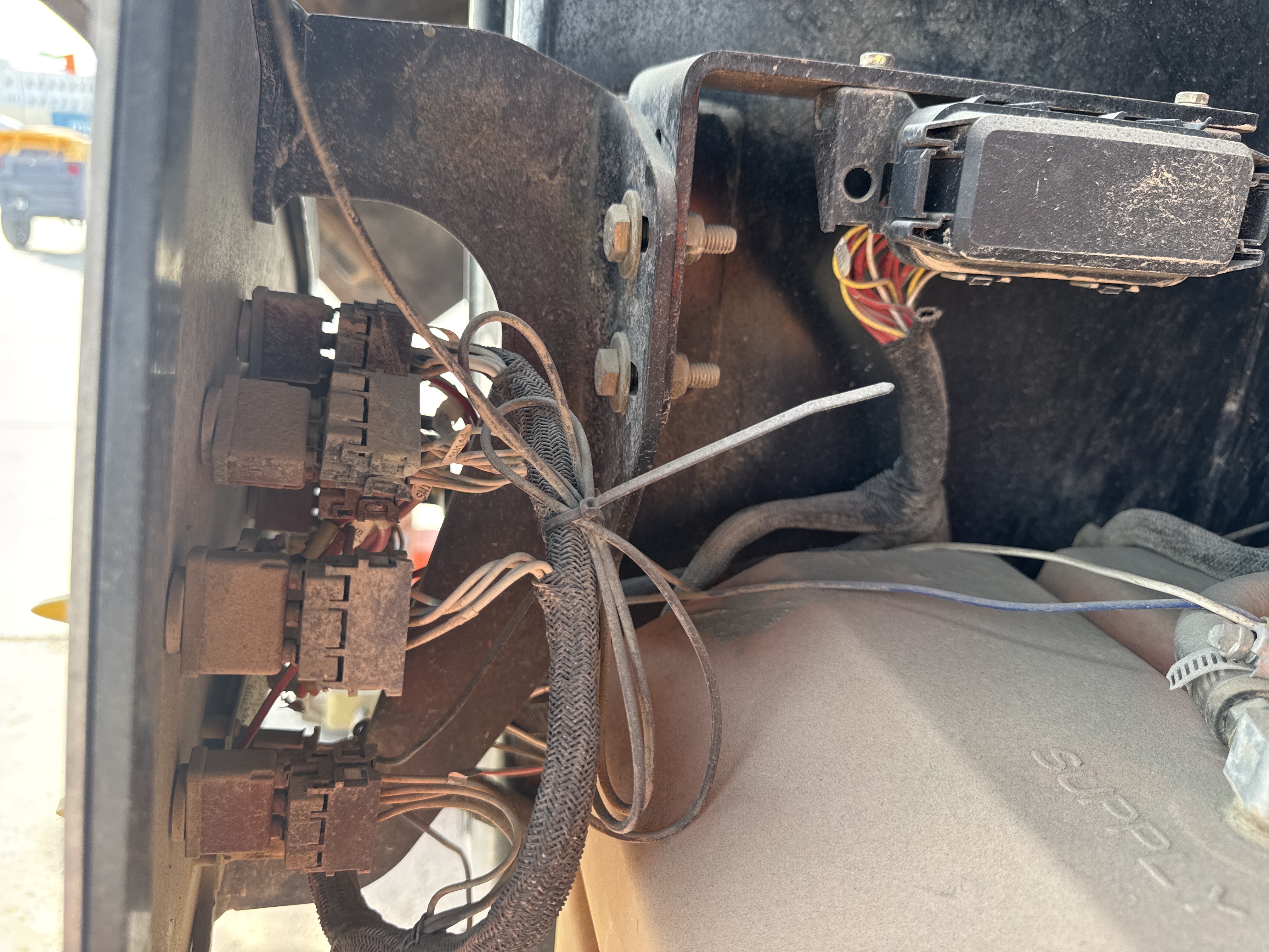 BLA-006-JLG-460SJ-Boom-lifts-inspection-Hydraulics-Wiring-harness-1