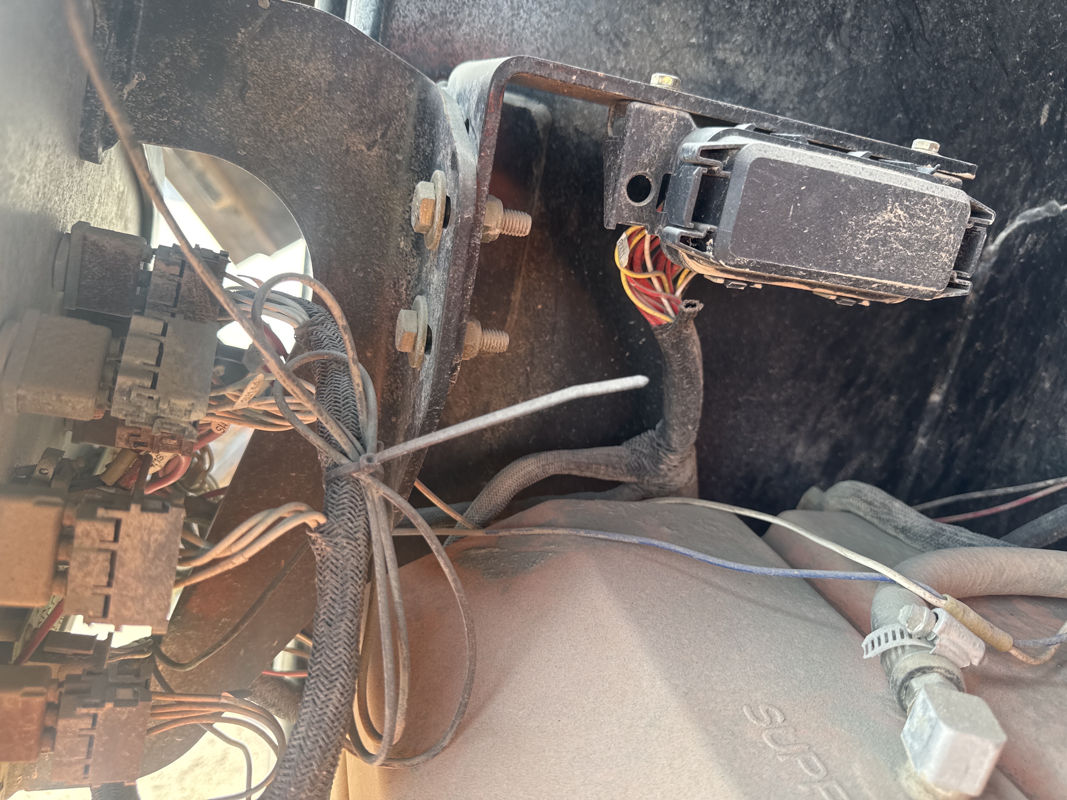 BLA-006-JLG-460SJ-Boom-lifts-inspection-Electronic-Main-harness-1
