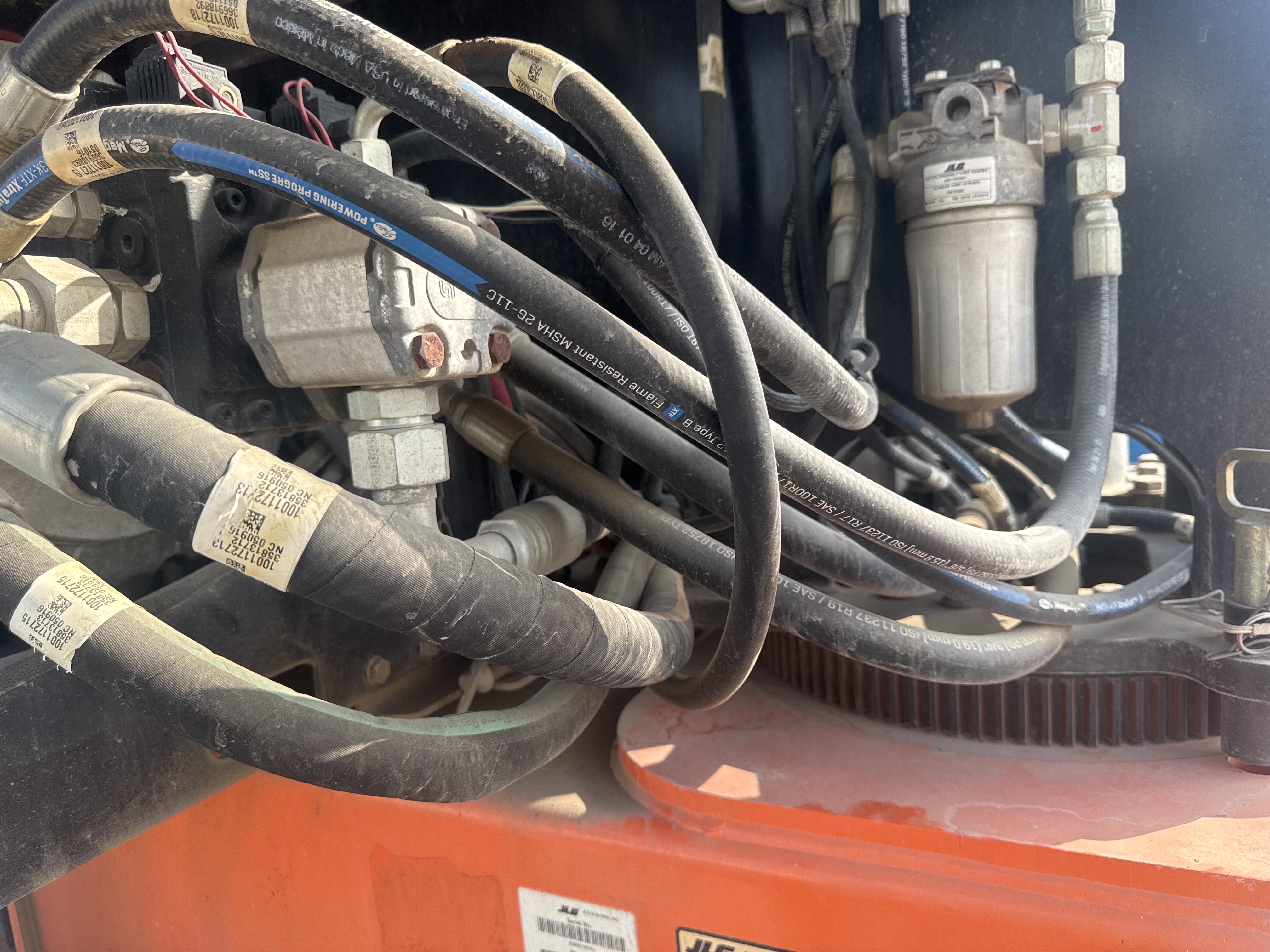BLA-006-JLG-460SJ-Boom-lifts-inspection-Hydraulics-Hydraulic-hoses-and-lines-1