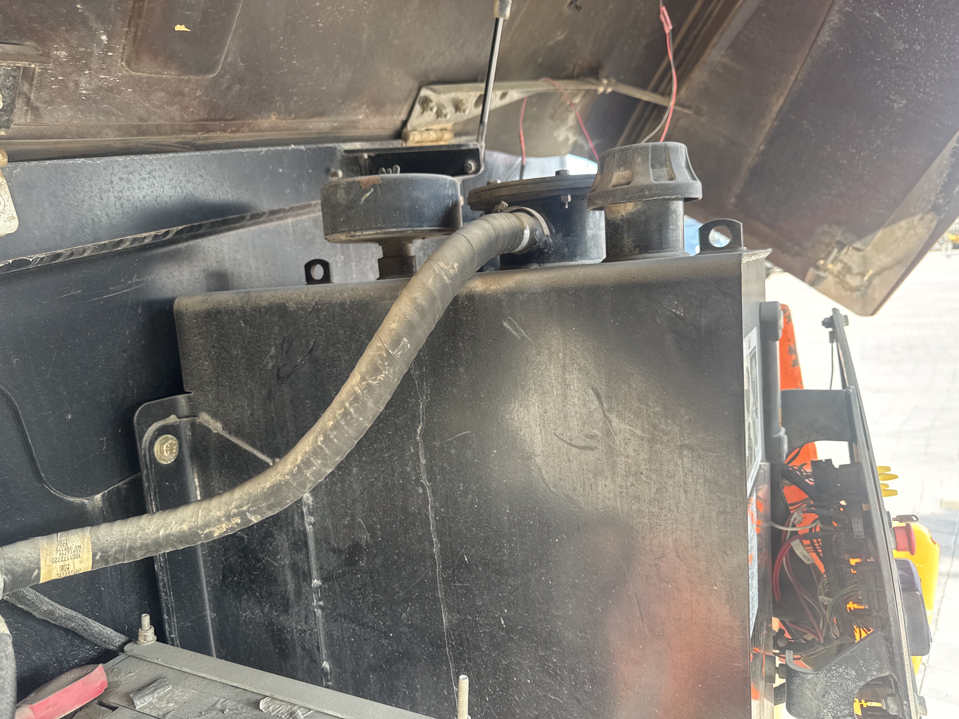 BLA-006-JLG-460SJ-Boom-lifts-inspection-Hydraulics-Hydraulic-Tank-1