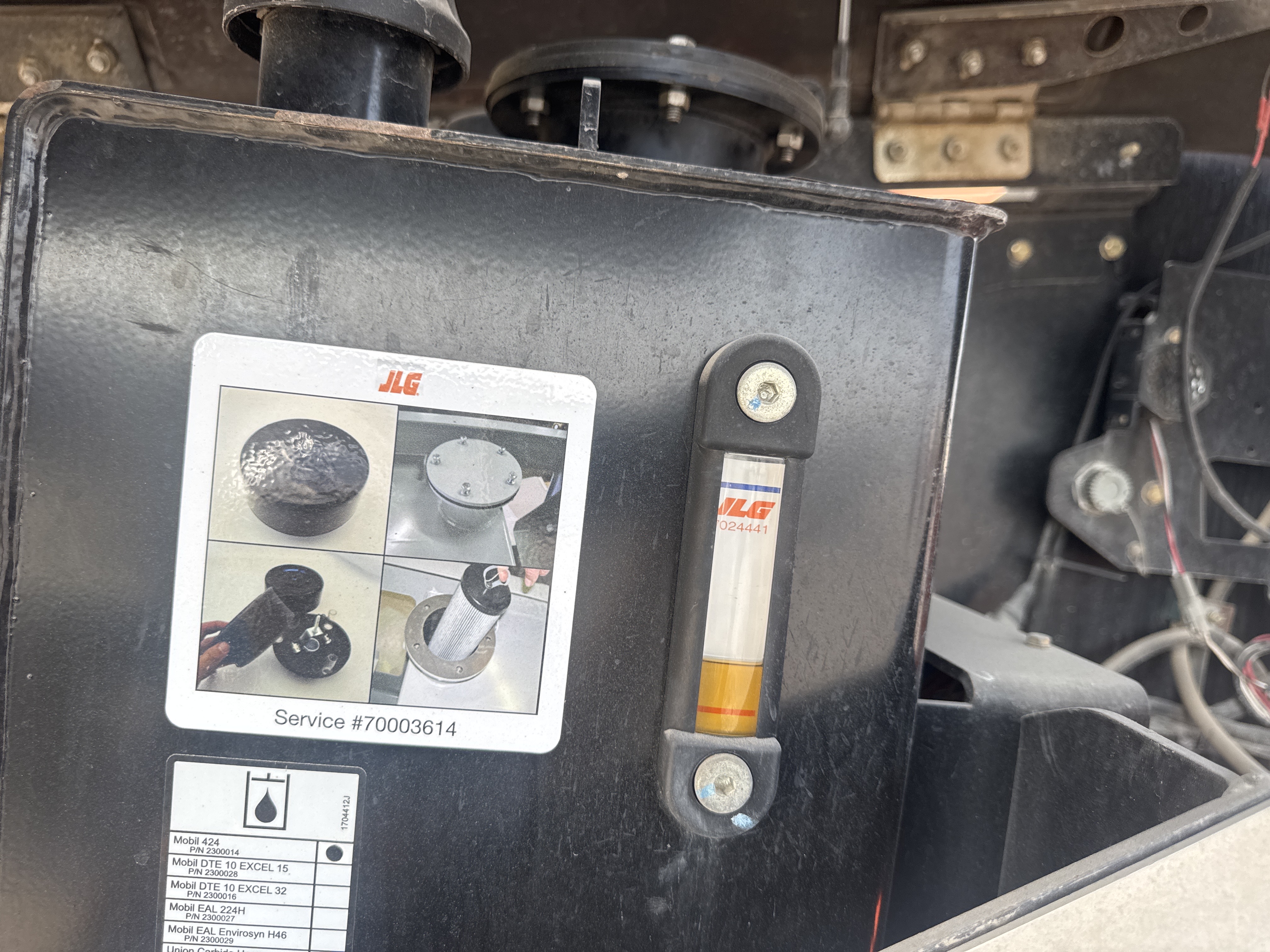 BLA-006-JLG-460SJ-Boom-lifts-inspection-Hydraulics-Hydraulic-Tank-1