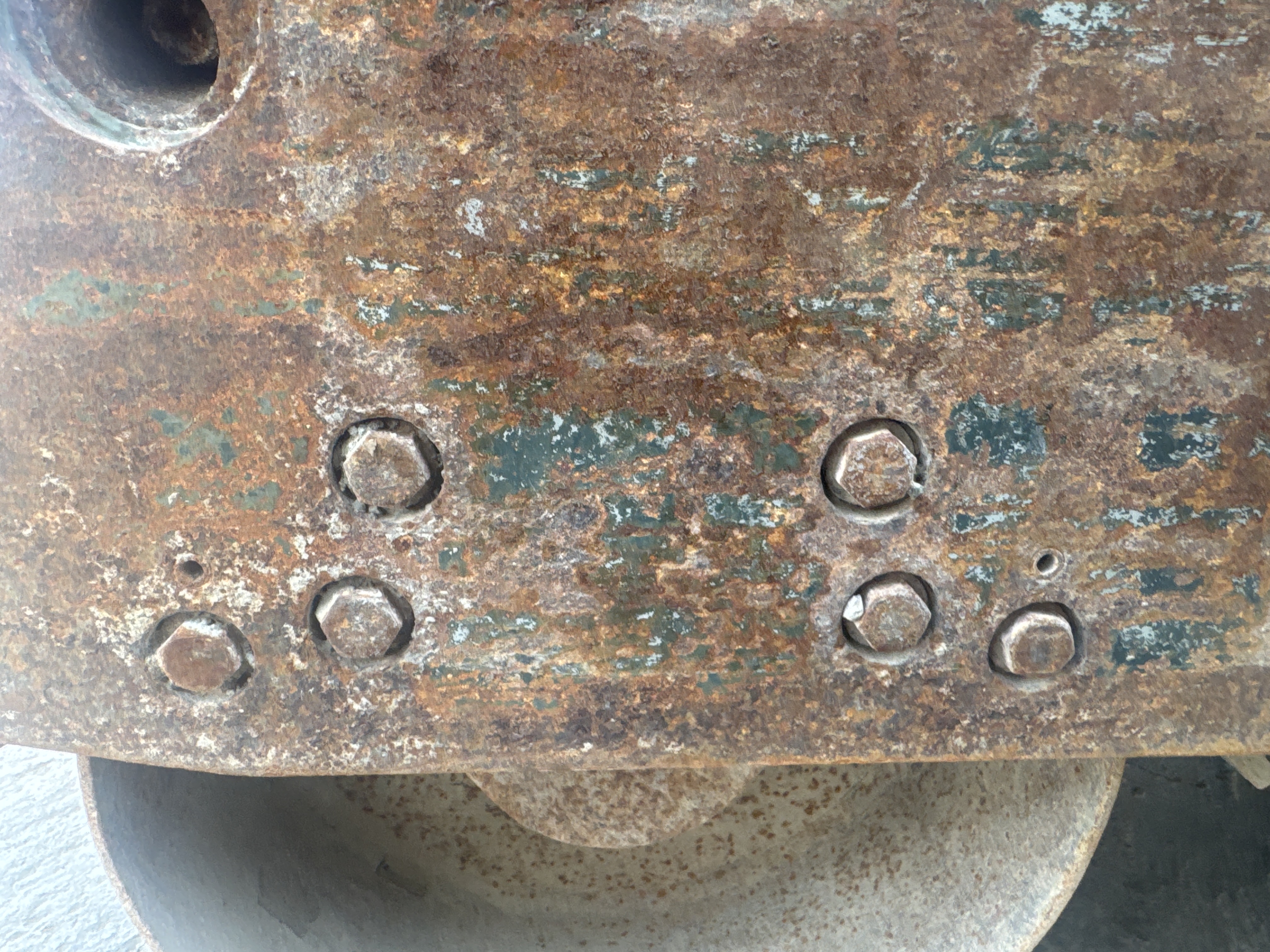 WBC-004-Sakai-HV61ST-Walk-behind-rollers-inspection-Structure-Drum-mounting-bolts-1