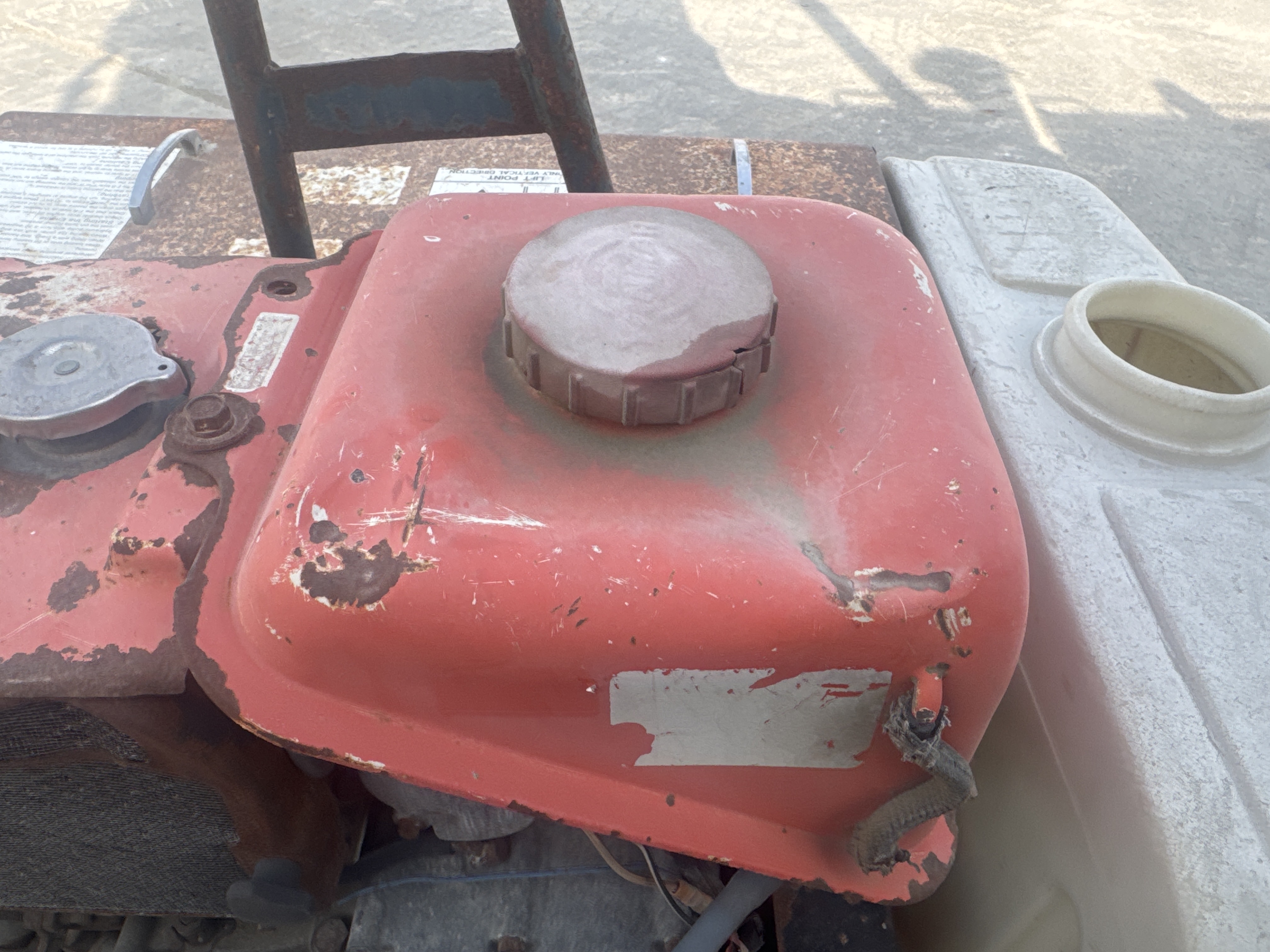 WBC-004-Sakai-HV61ST-Walk-behind-rollers-inspection-Engine-Fuel-tank-1