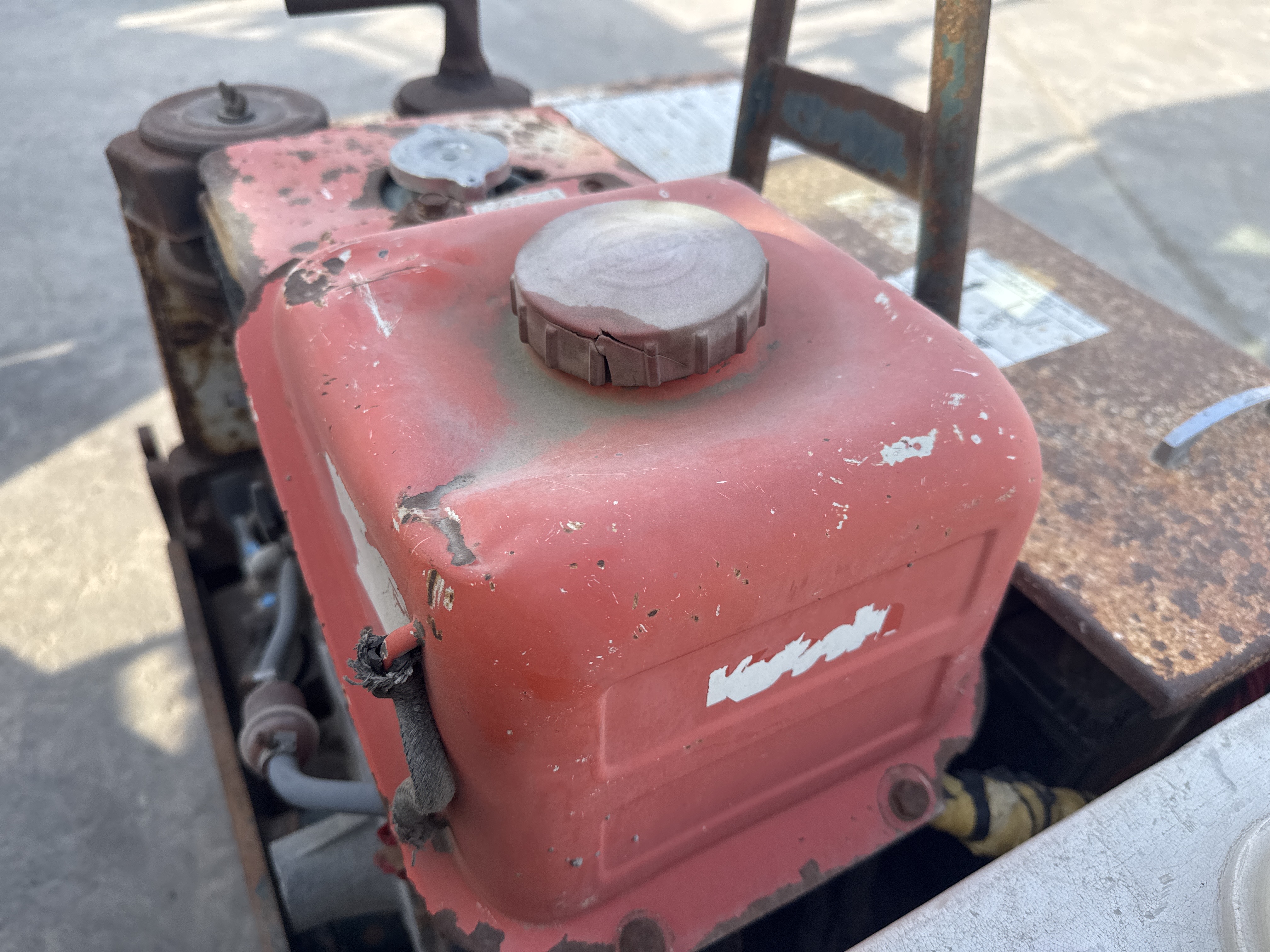 WBC-004-Sakai-HV61ST-Walk-behind-rollers-inspection-Engine-Fuel-tank-1