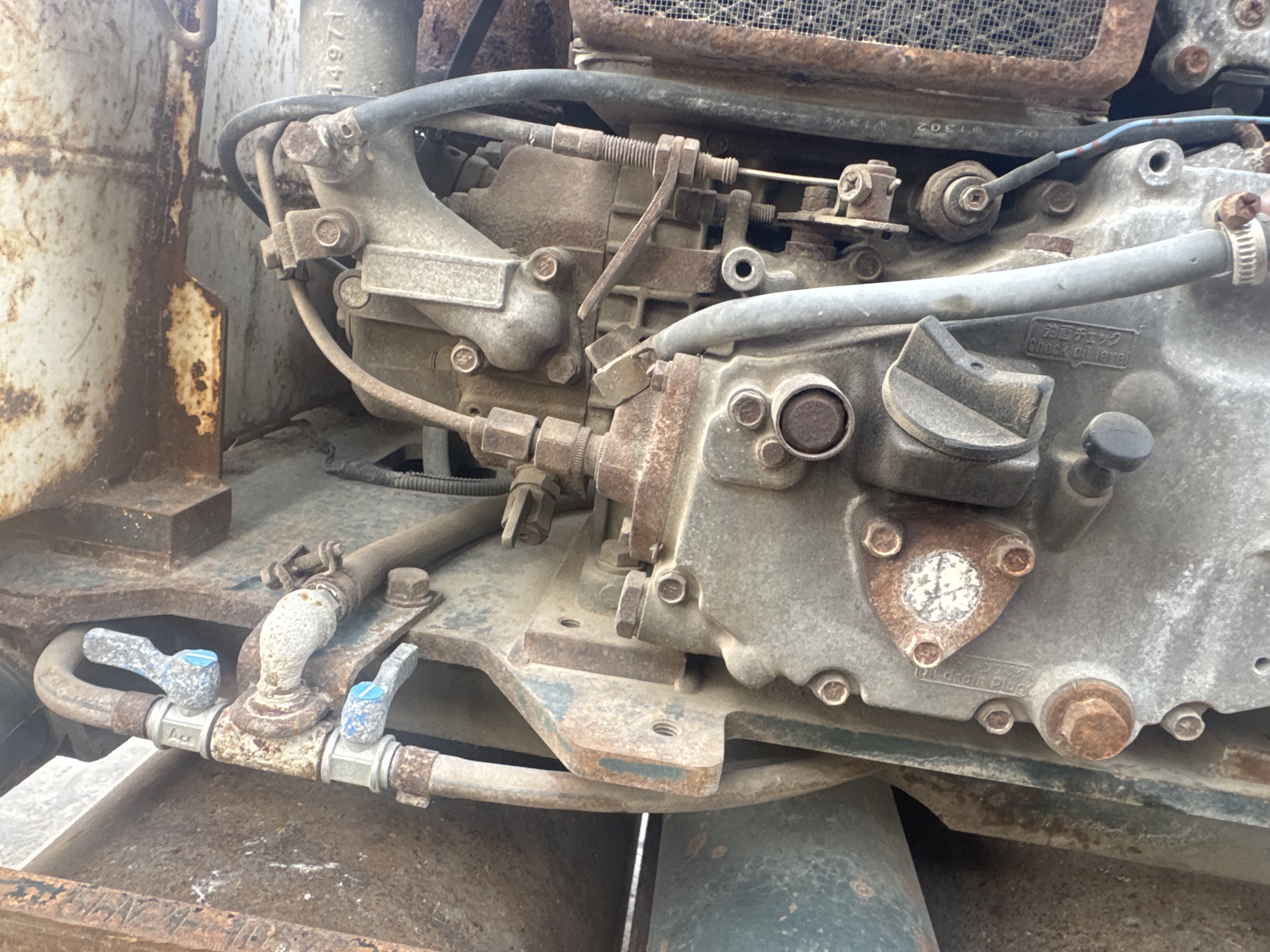 WBC-004-Sakai-HV61ST-Walk-behind-rollers-inspection-Engine-Engine-oil-leaks-1