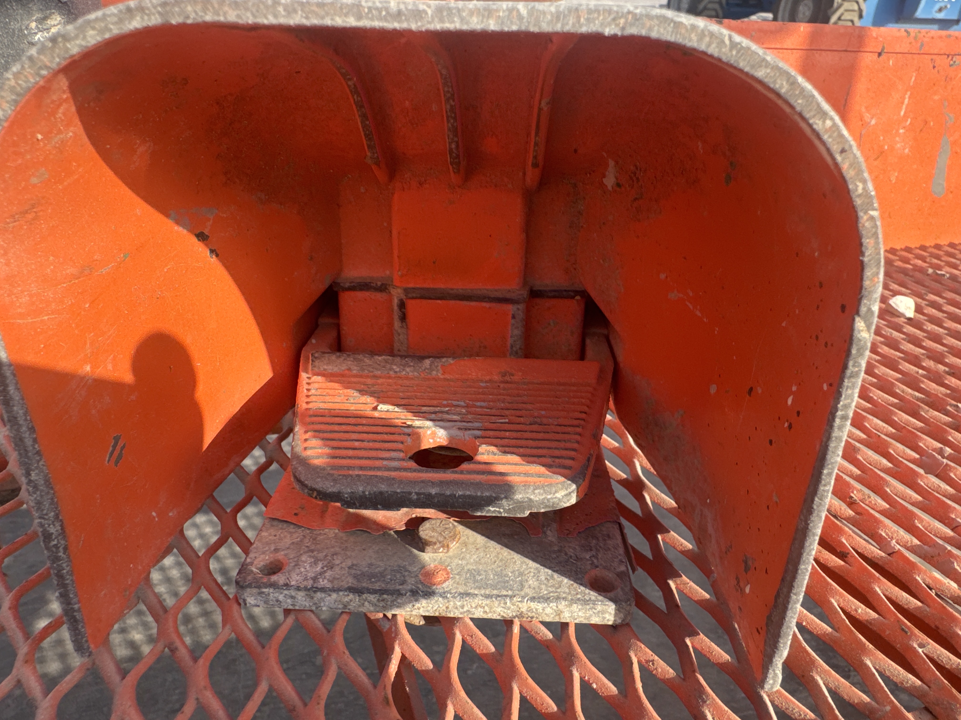 BLA-006-JLG-460SJ-Boom-lifts-inspection-Cabin-Pedals-1