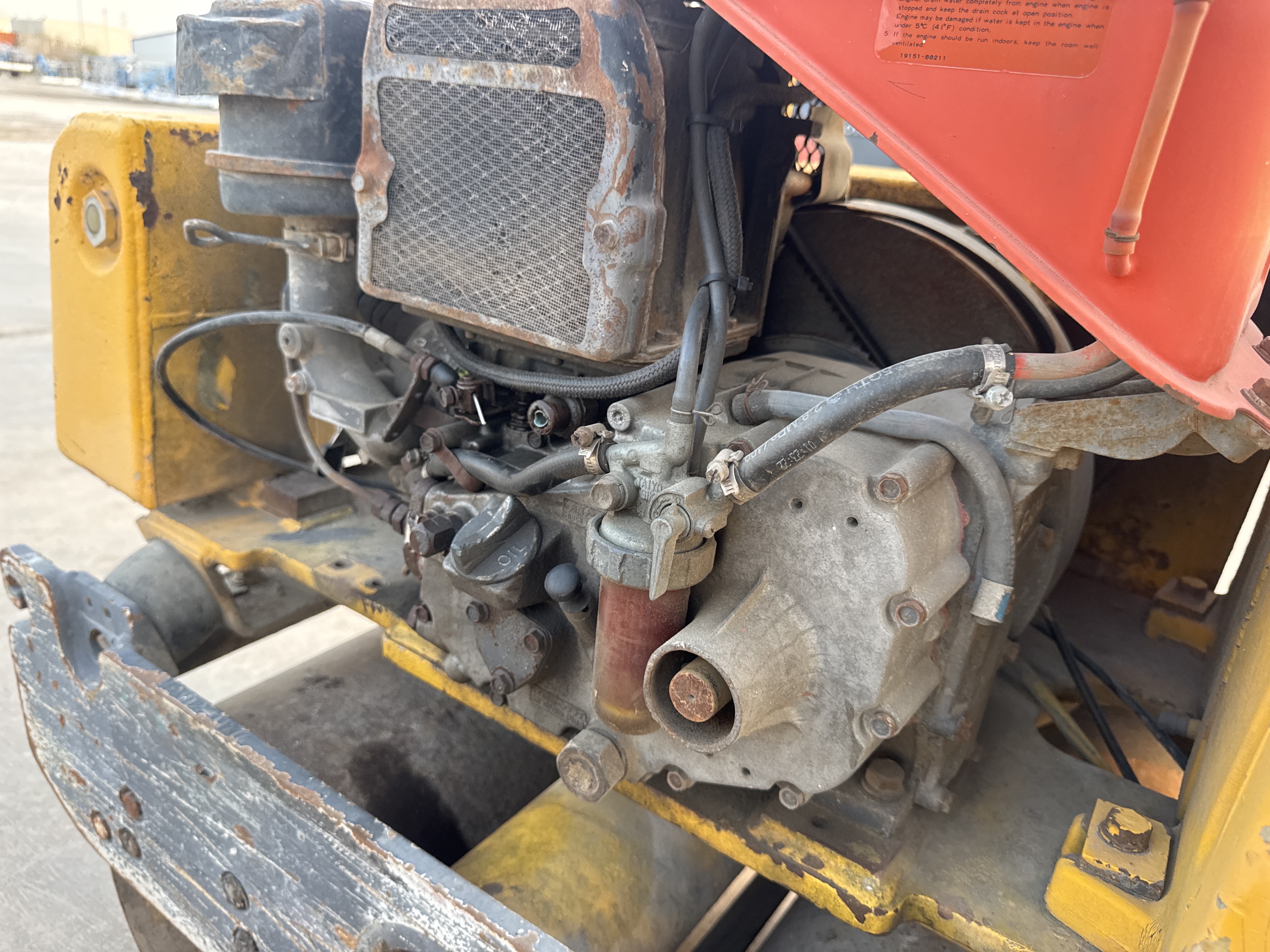 WBC-006-Sakai-HV60-Walk-behind-rollers-inspection-Engine-Engine-oil-leaks-1