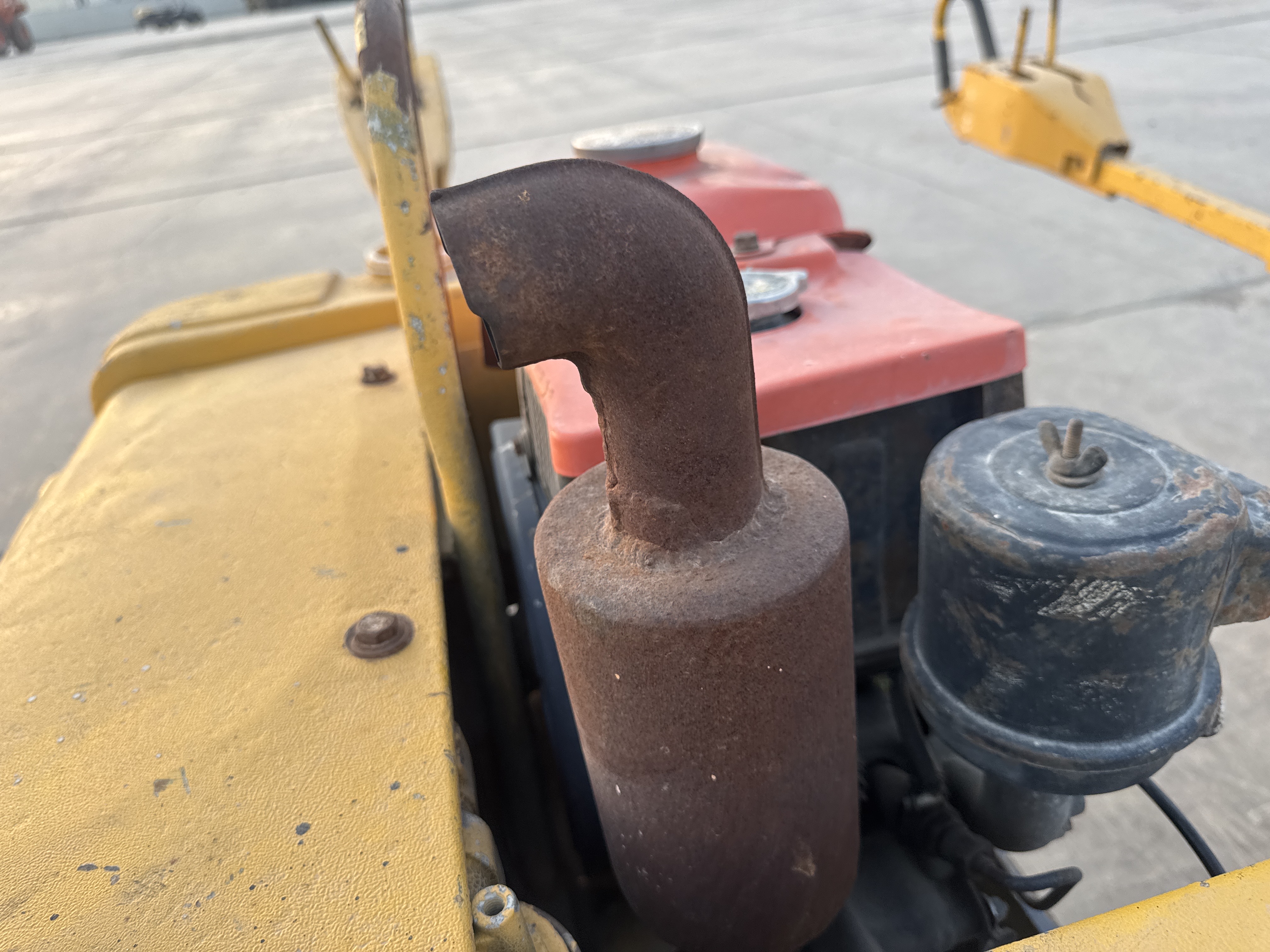 WBC-006-Sakai-HV60-Walk-behind-rollers-inspection-Engine-Exhaust-system-1