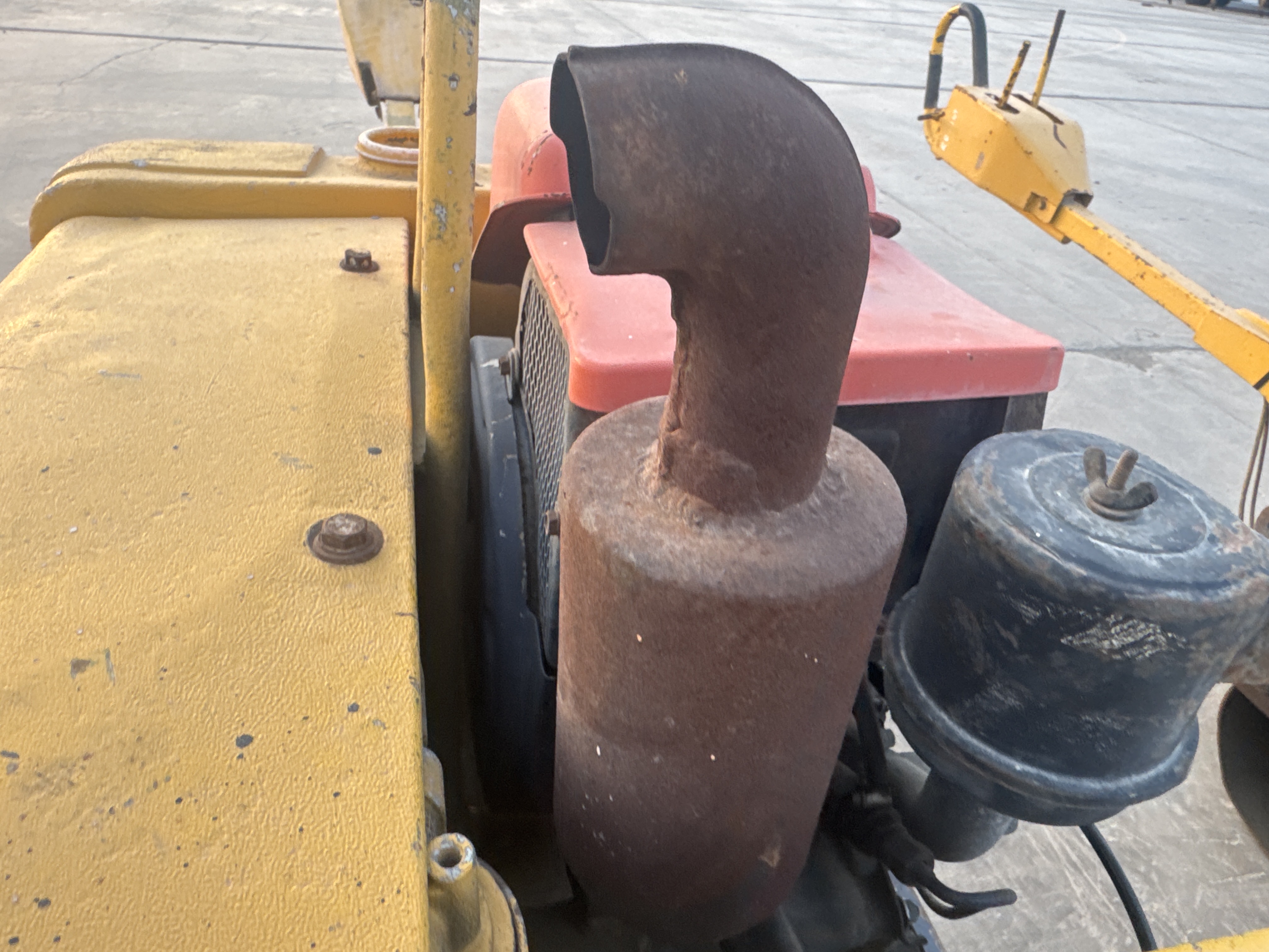 WBC-006-Sakai-HV60-Walk-behind-rollers-inspection-Engine-Exhaust-system-1