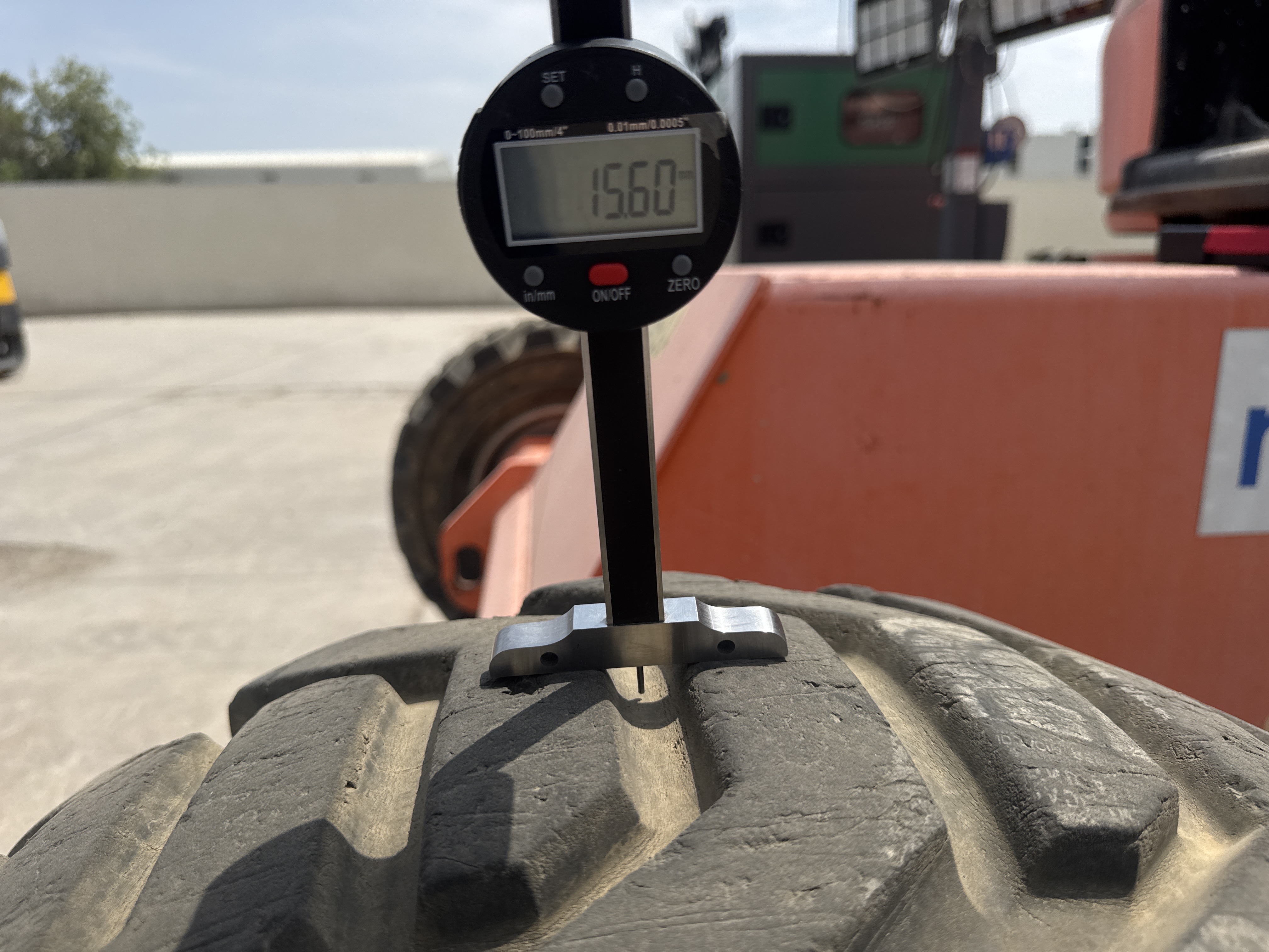 BLA-006-JLG-460SJ-Boom-lifts-inspection-Chassis-Left-front-tire---tread-depth-1