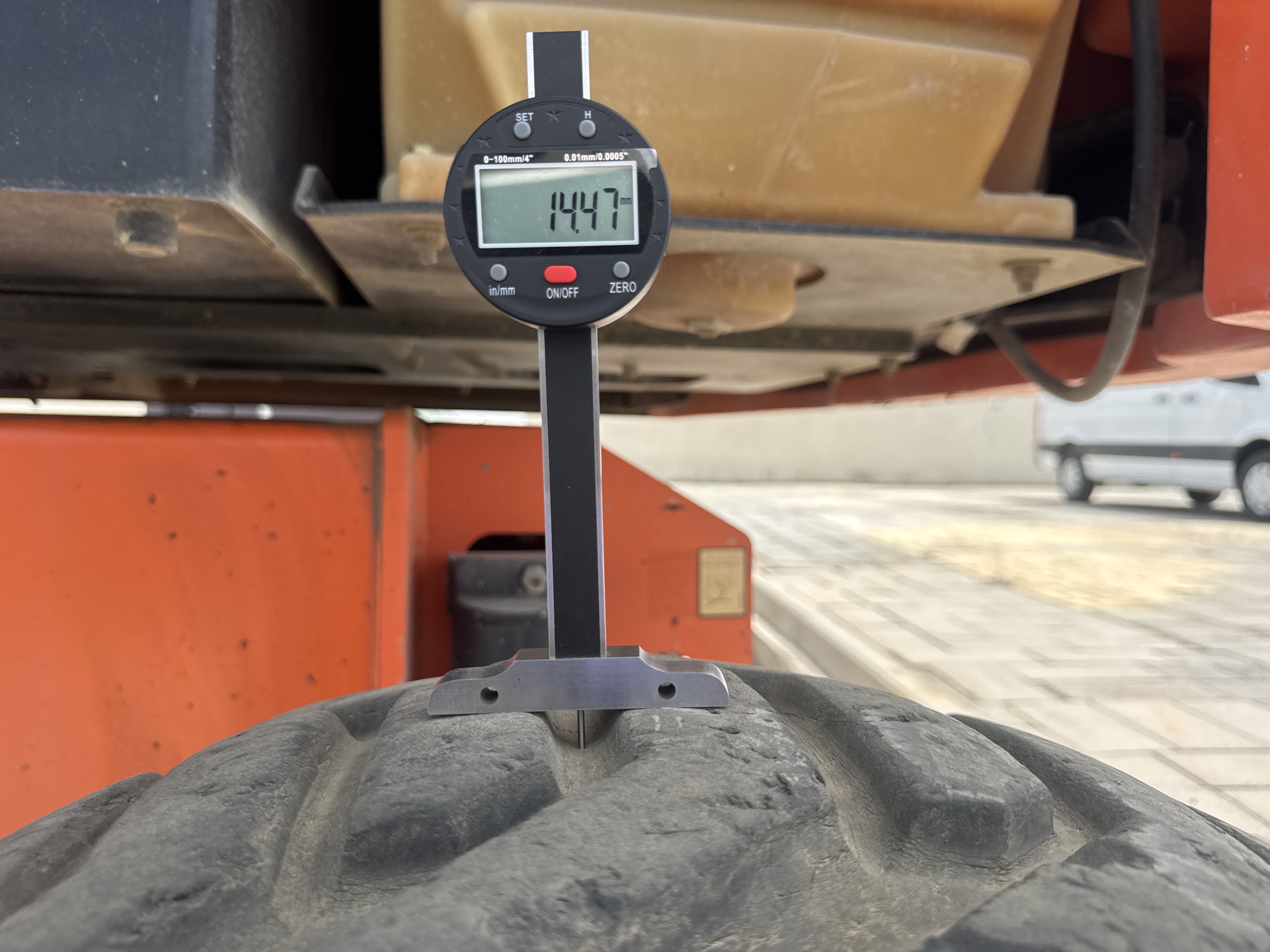 BLA-006-JLG-460SJ-Boom-lifts-inspection-Chassis-Left-rear-tire---tread-depth-1