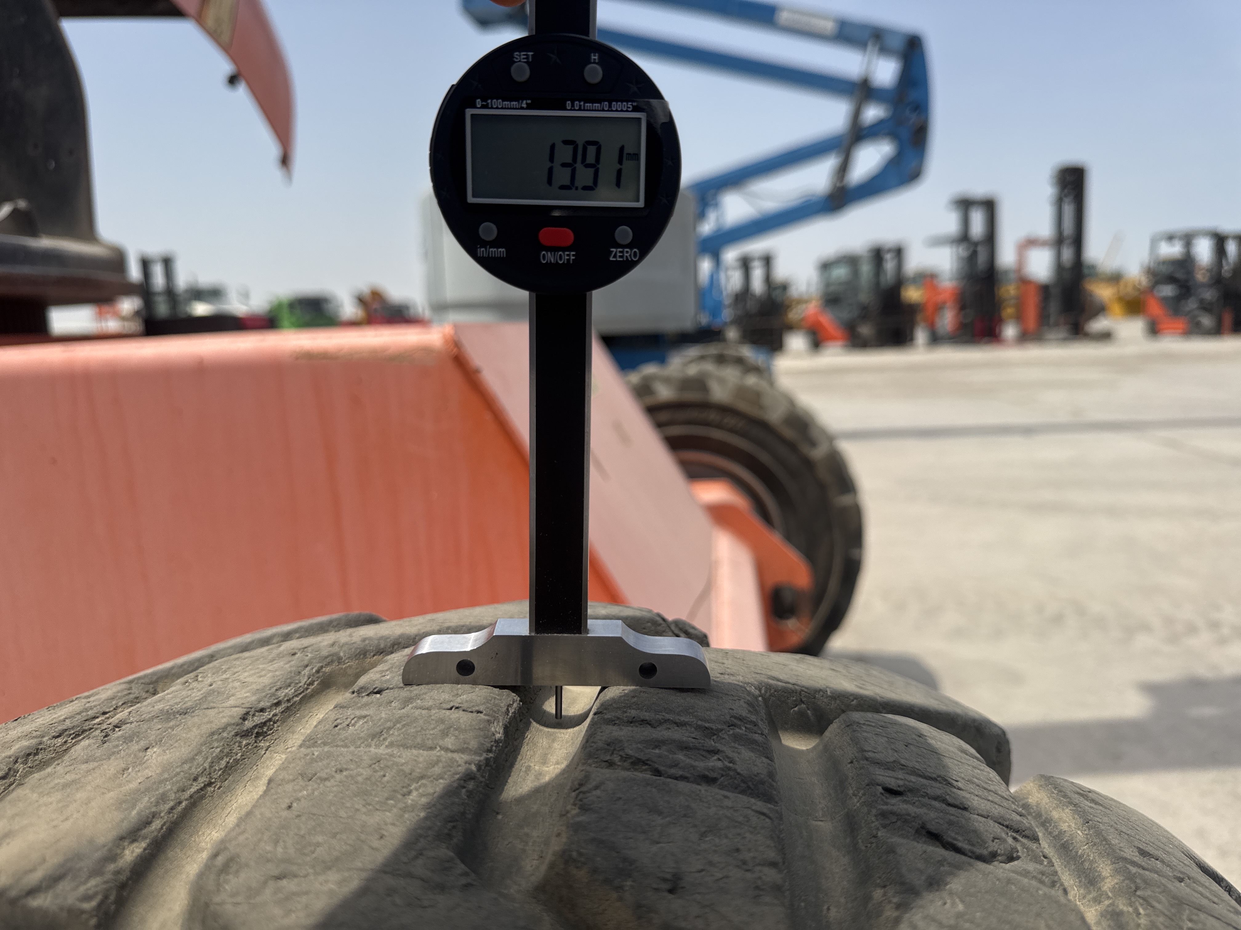 BLA-006-JLG-460SJ-Boom-lifts-inspection-Chassis-Right-front-tire---tread-depth-1