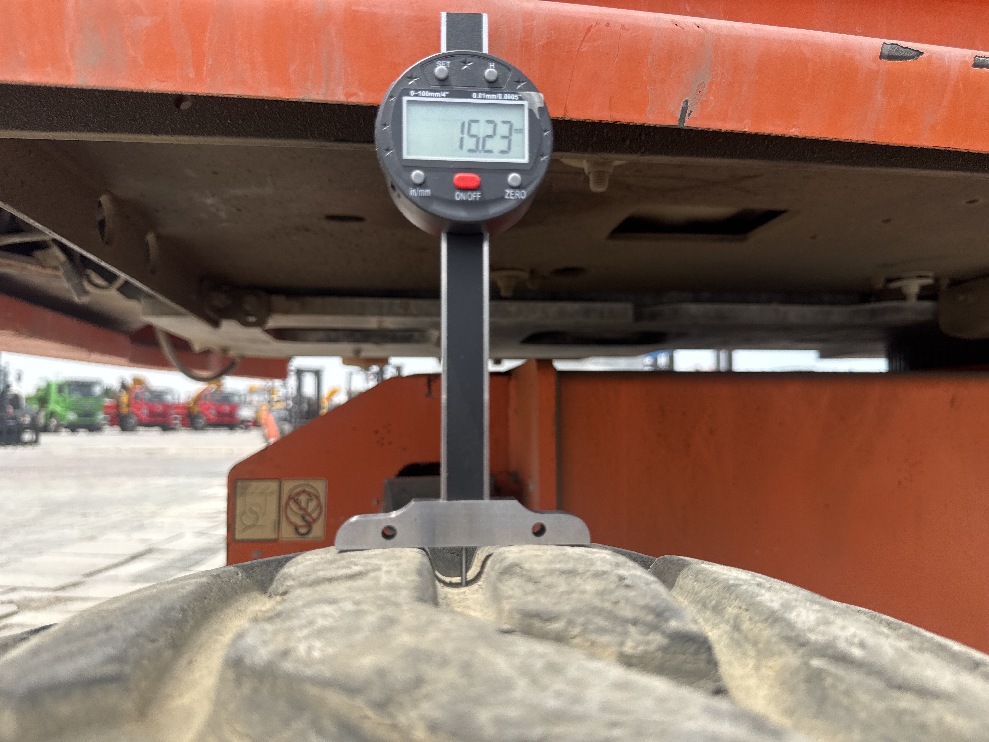BLA-006-JLG-460SJ-Boom-lifts-inspection-Chassis-Right-rear-tire---tread-depth-1