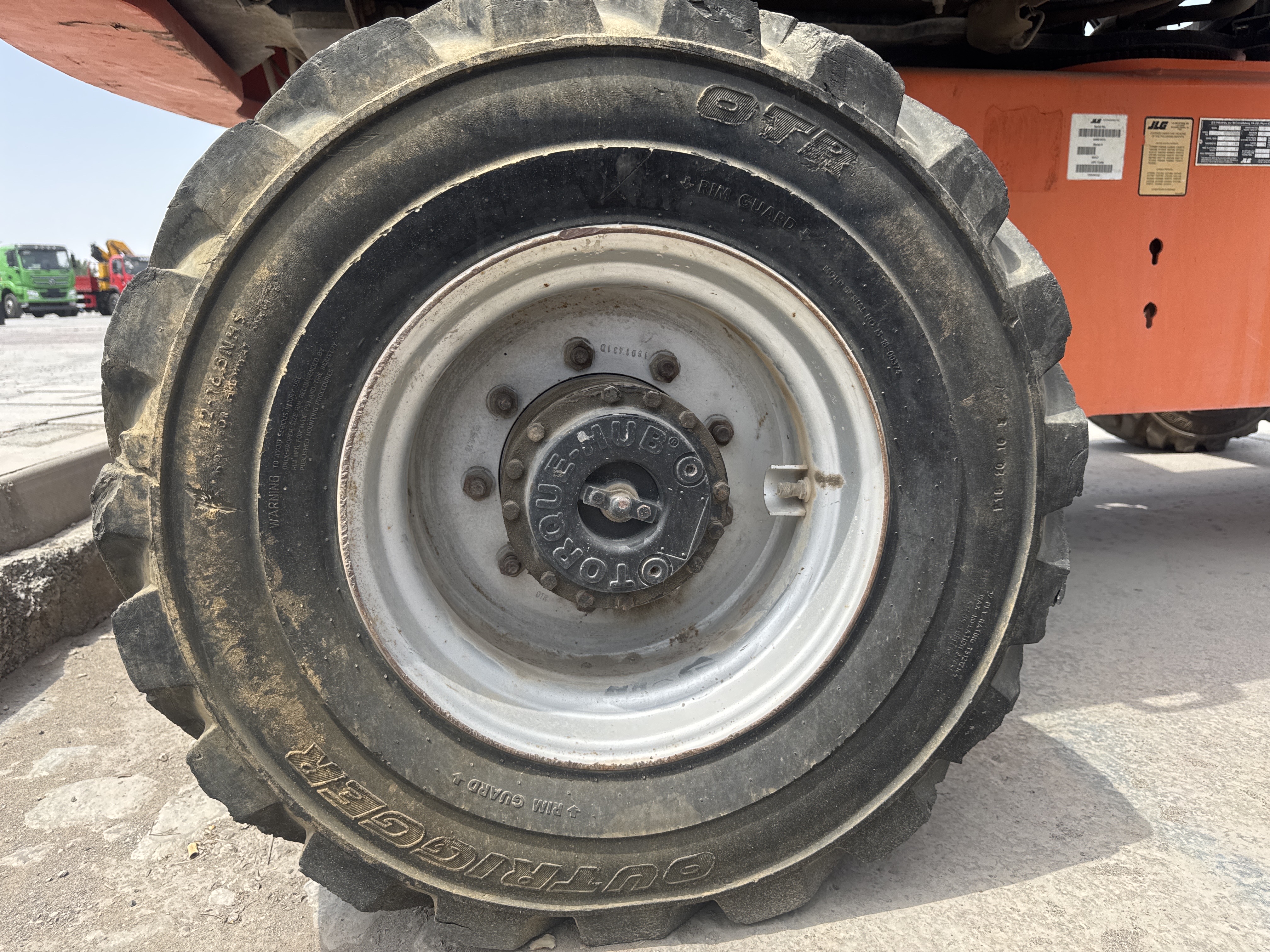 BLA-006-JLG-460SJ-Boom-lifts-inspection-Chassis-Right-rear-tire-/-wheel-hub---condition-1