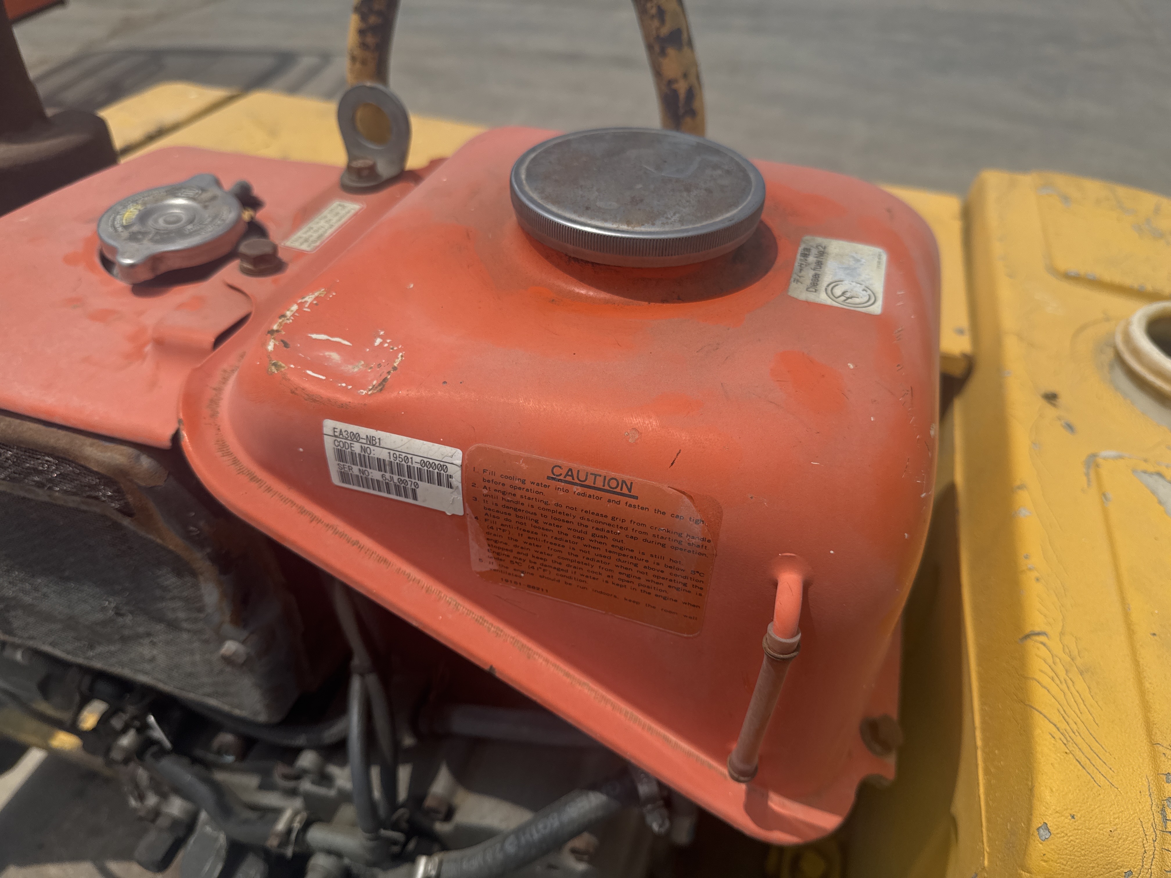WBC-006-Sakai-HV60-Walk-behind-rollers-inspection-Engine-Fuel-tank-1