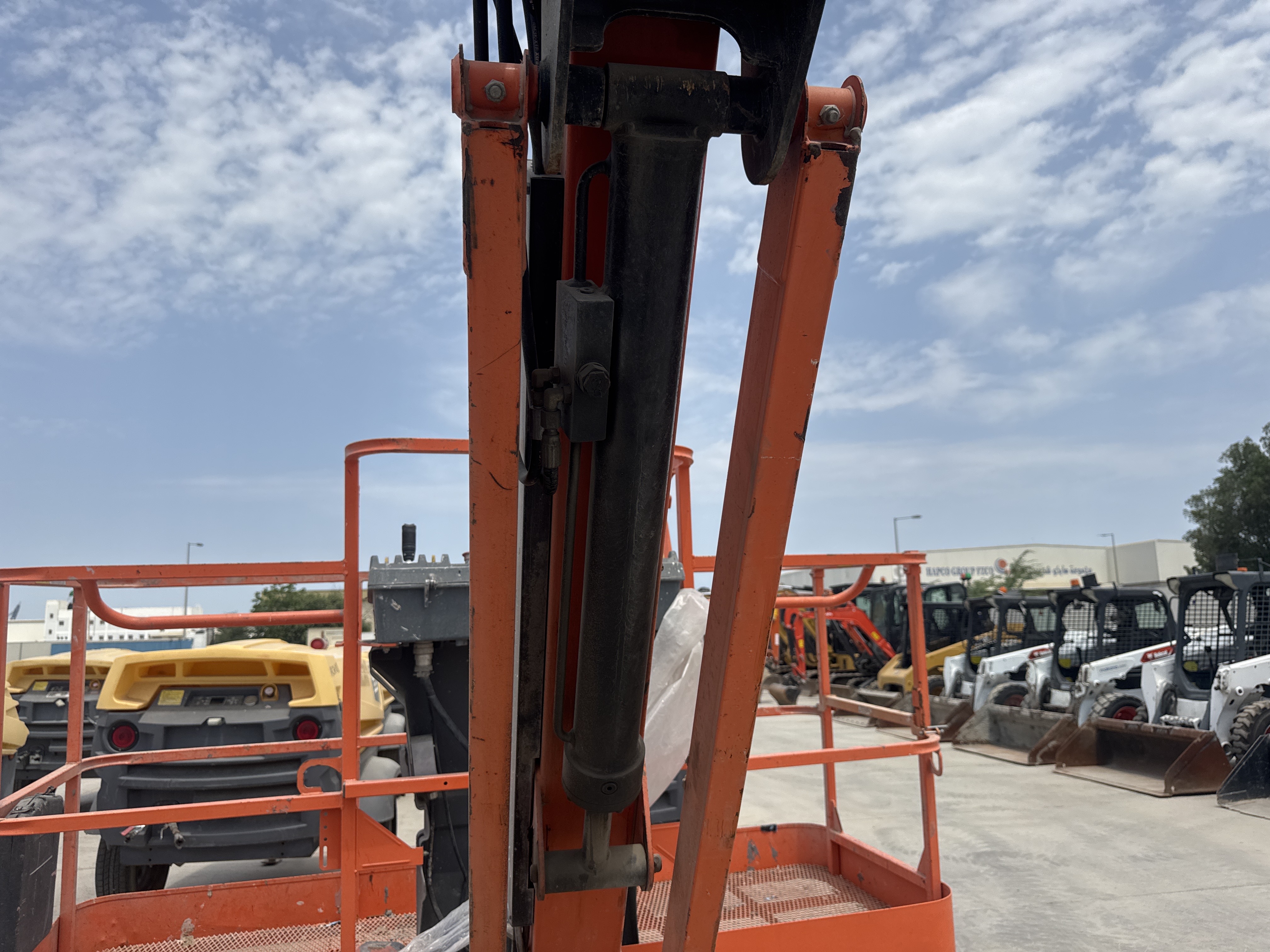 BLA-006-JLG-460SJ-Boom-lifts-inspection-Chassis-Articulated-boom-jib-cylinder-1