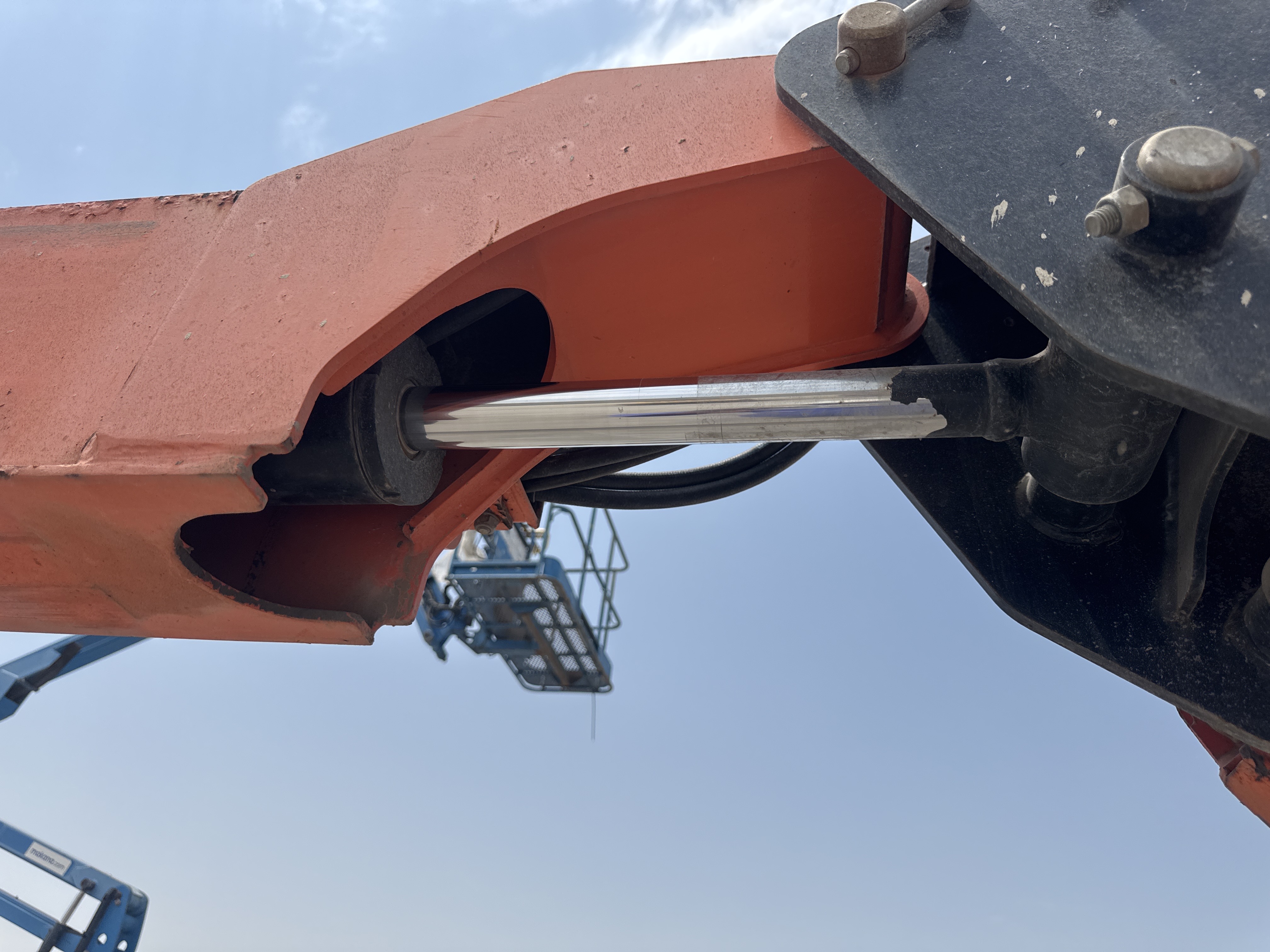 BLA-006-JLG-460SJ-Boom-lifts-inspection-Chassis-Boom-extension-cylinder-1