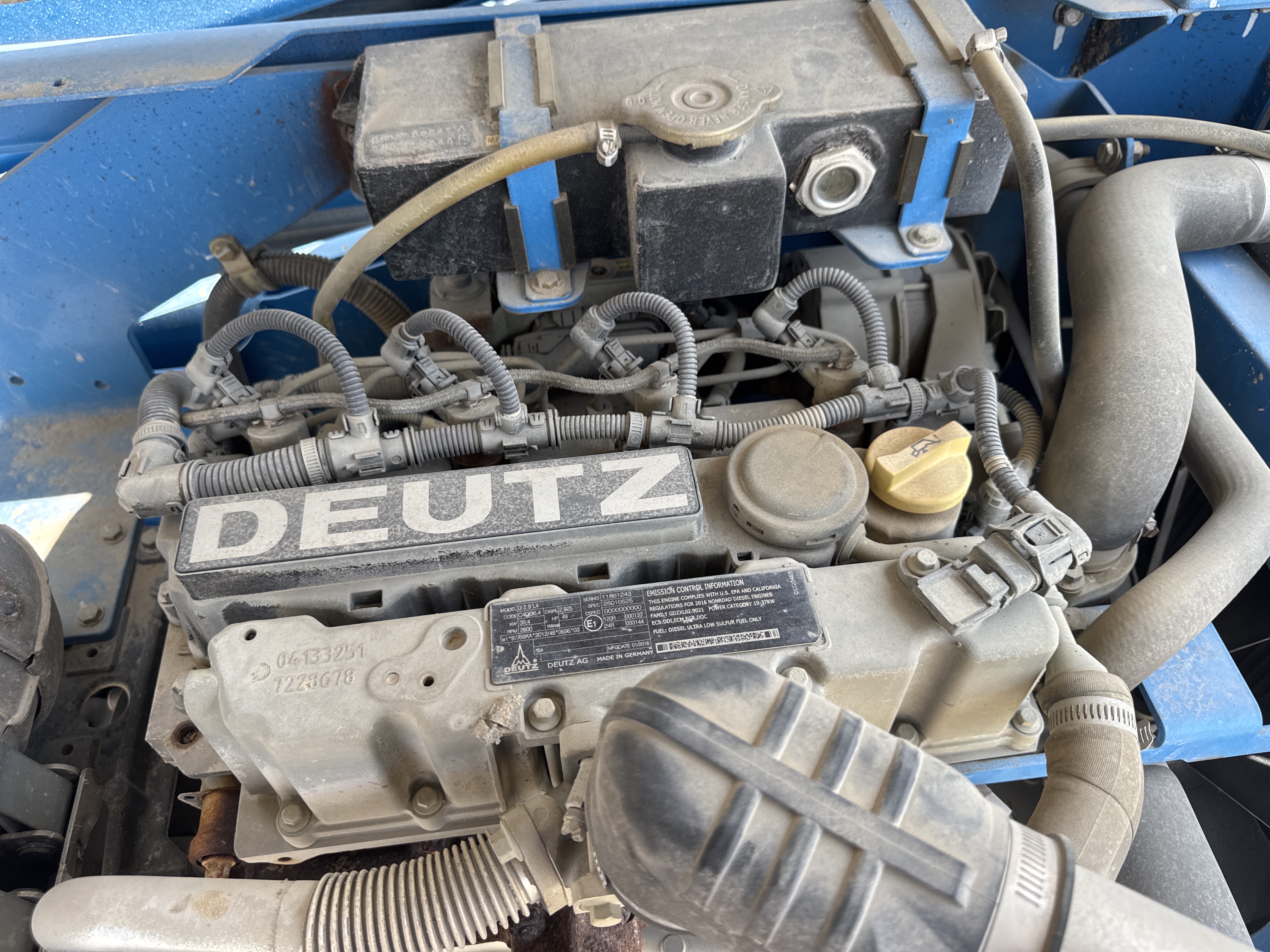 BLA-014-Genie-S-40-Boom-lifts-inspection-Engine-Engine-oil-leaks-1