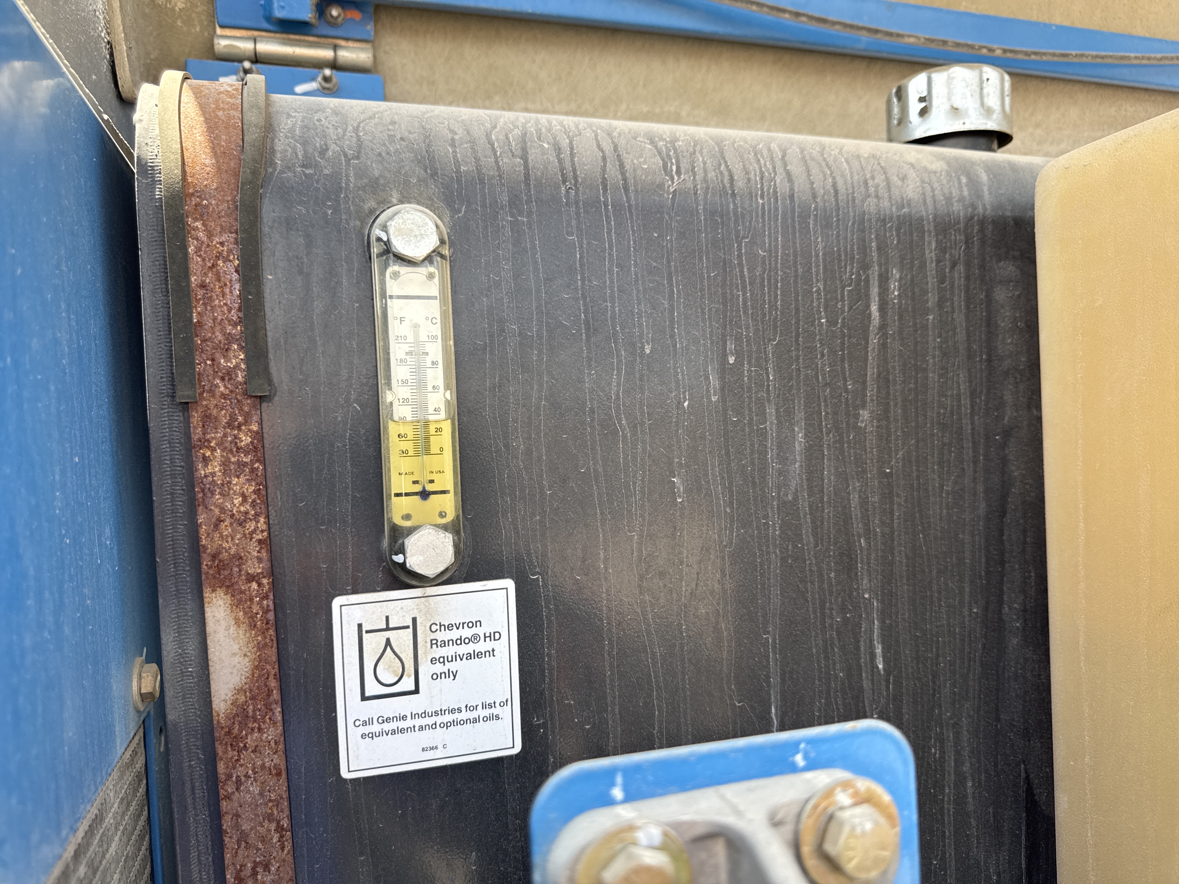 BLA-014-Genie-S-40-Boom-lifts-inspection-Hydraulics-Hydraulic-Tank-1