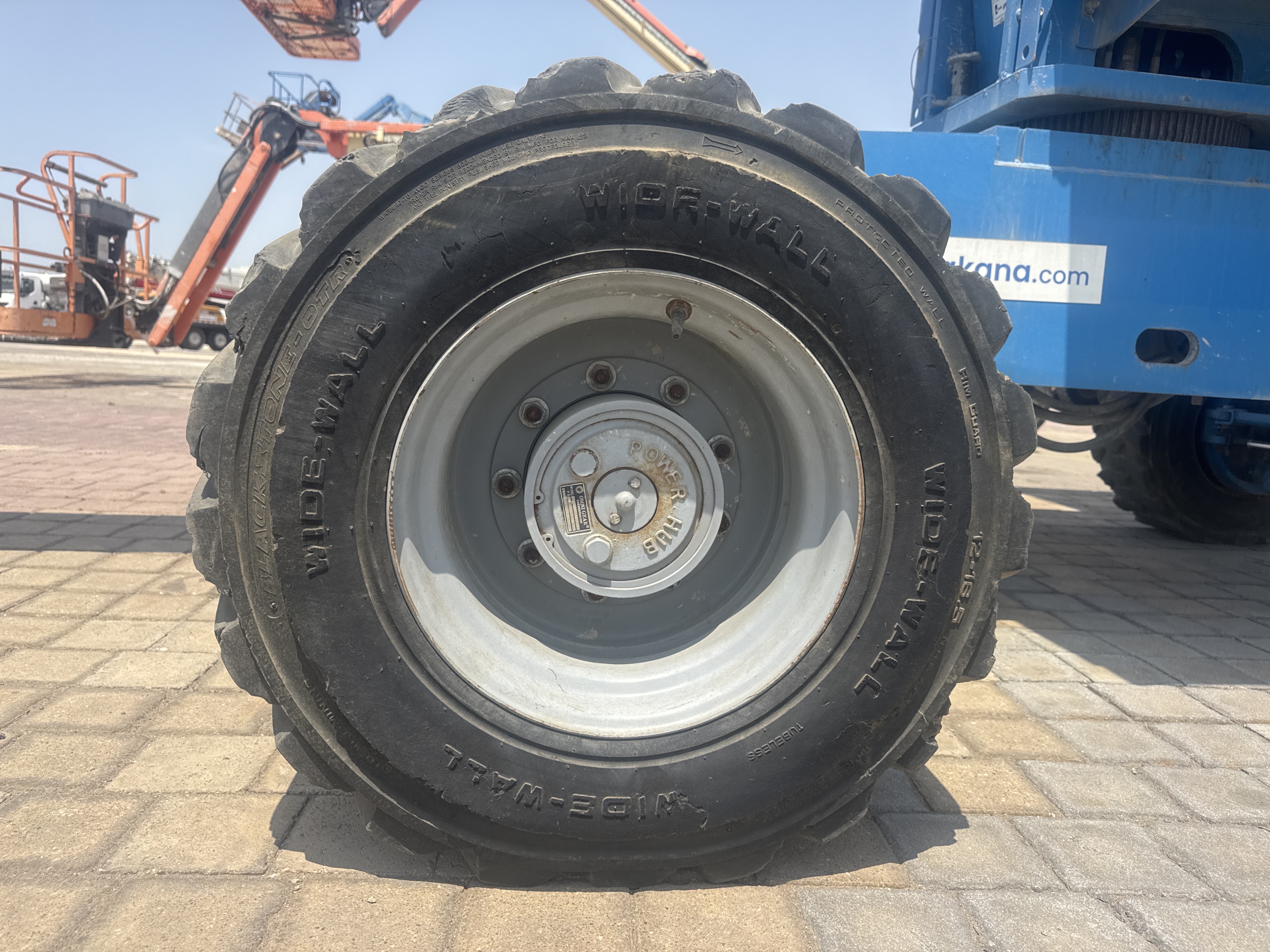 BLA-014-Genie-S-40-Boom-lifts-inspection-Chassis-Left-front-tire-/-wheel-hub---condition-1